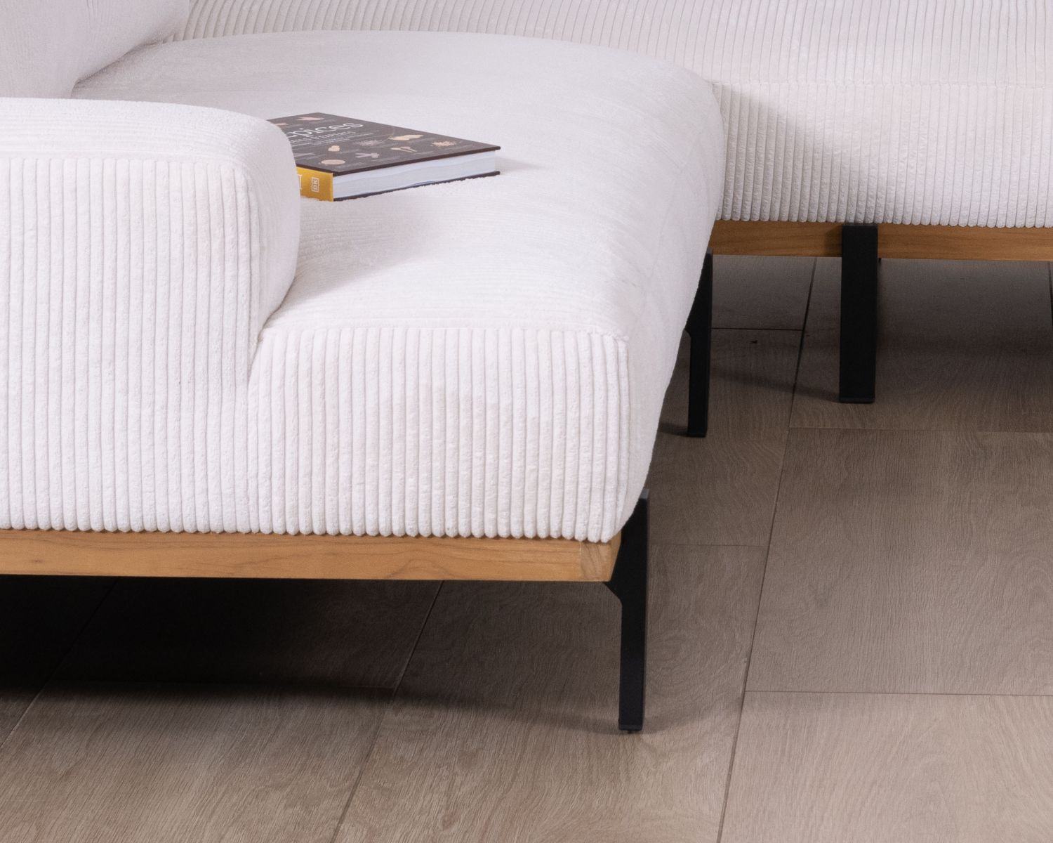 Canapé en angle haut de gamme en velours côtelé écru et teck "Fényx" retour gauche