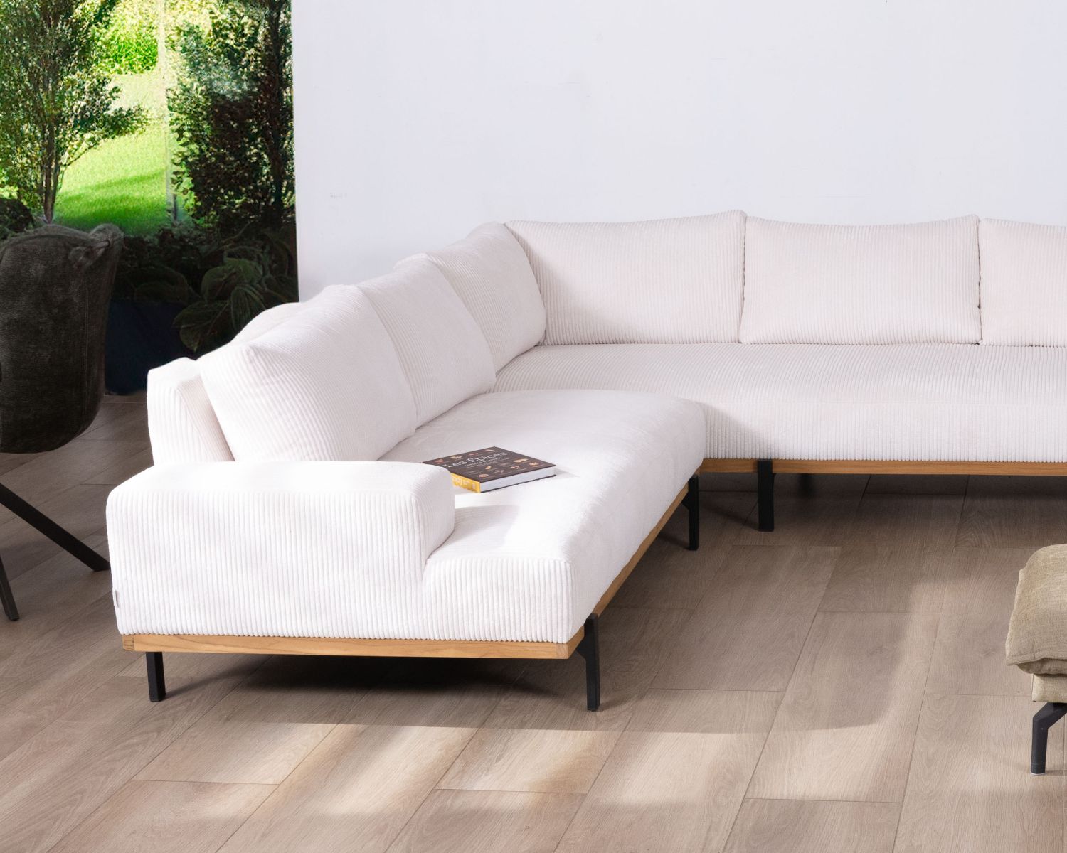 Canapé en angle haut de gamme en velours côtelé écru et teck "Fényx" retour gauche