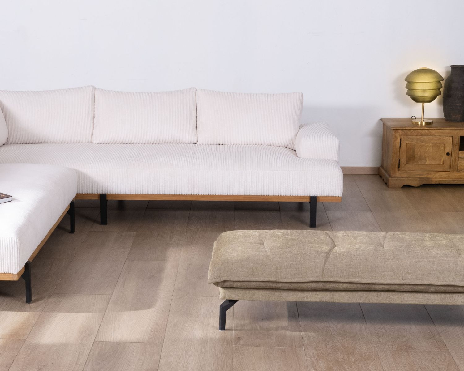 Canapé en angle haut de gamme en velours côtelé écru et teck "Fényx" retour gauche