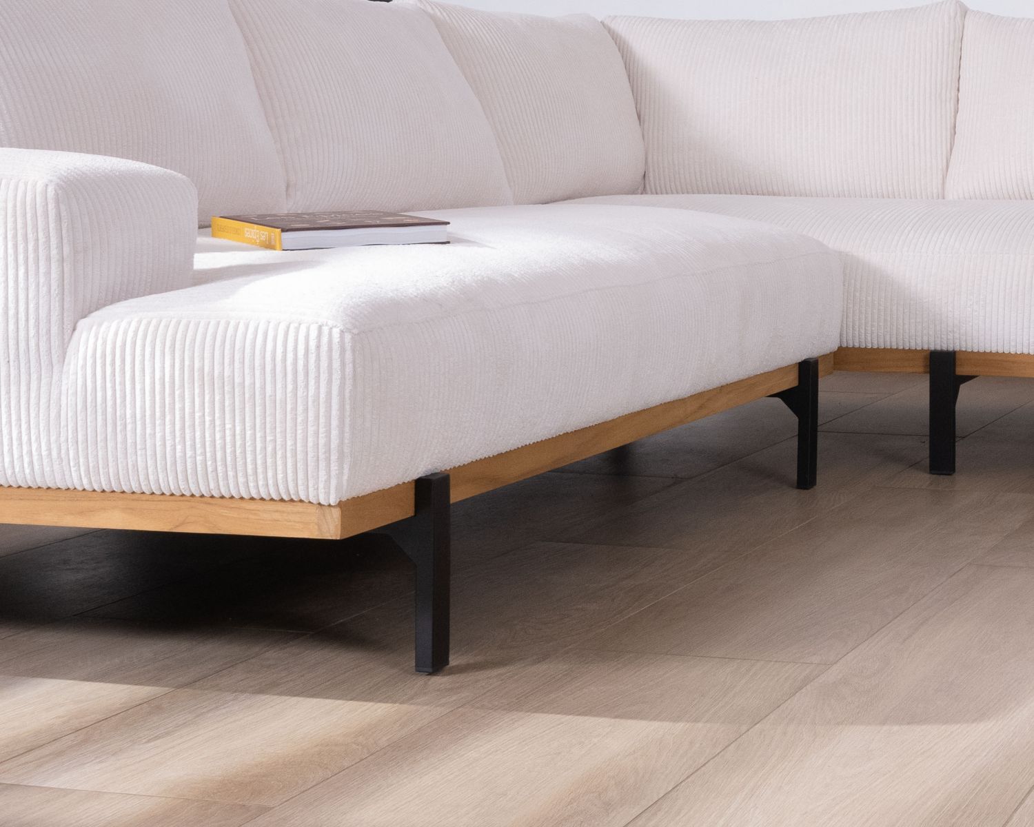 Canapé en angle haut de gamme en velours côtelé écru et teck "Fényx" retour gauche