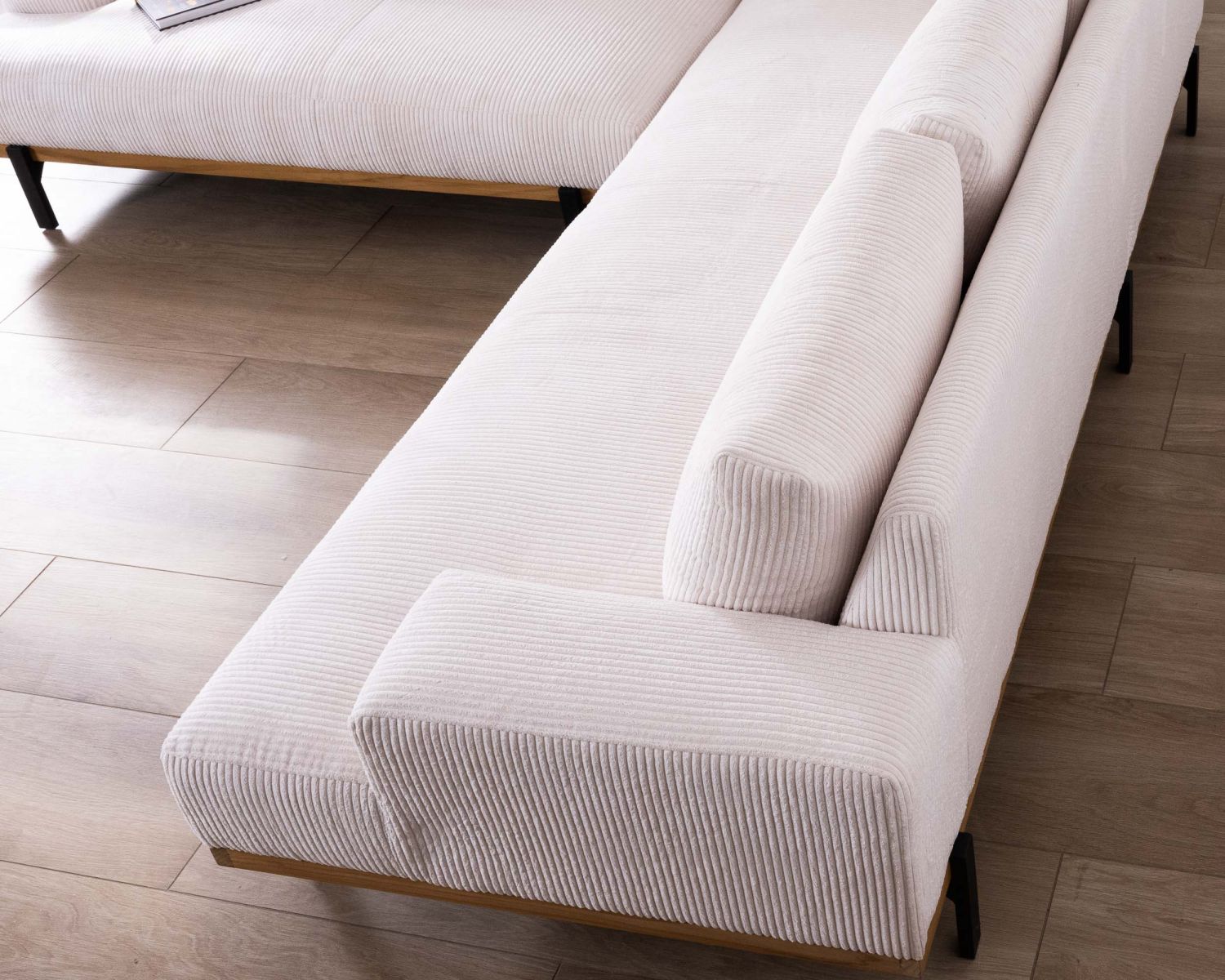 Canapé en angle haut de gamme en velours côtelé écru et teck "Fényx" retour gauche