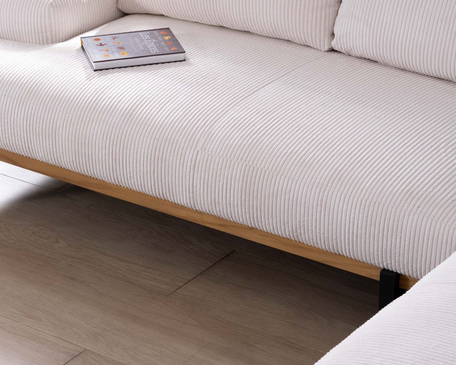 Canapé en angle haut de gamme en velours côtelé écru et teck "Fényx" retour gauche