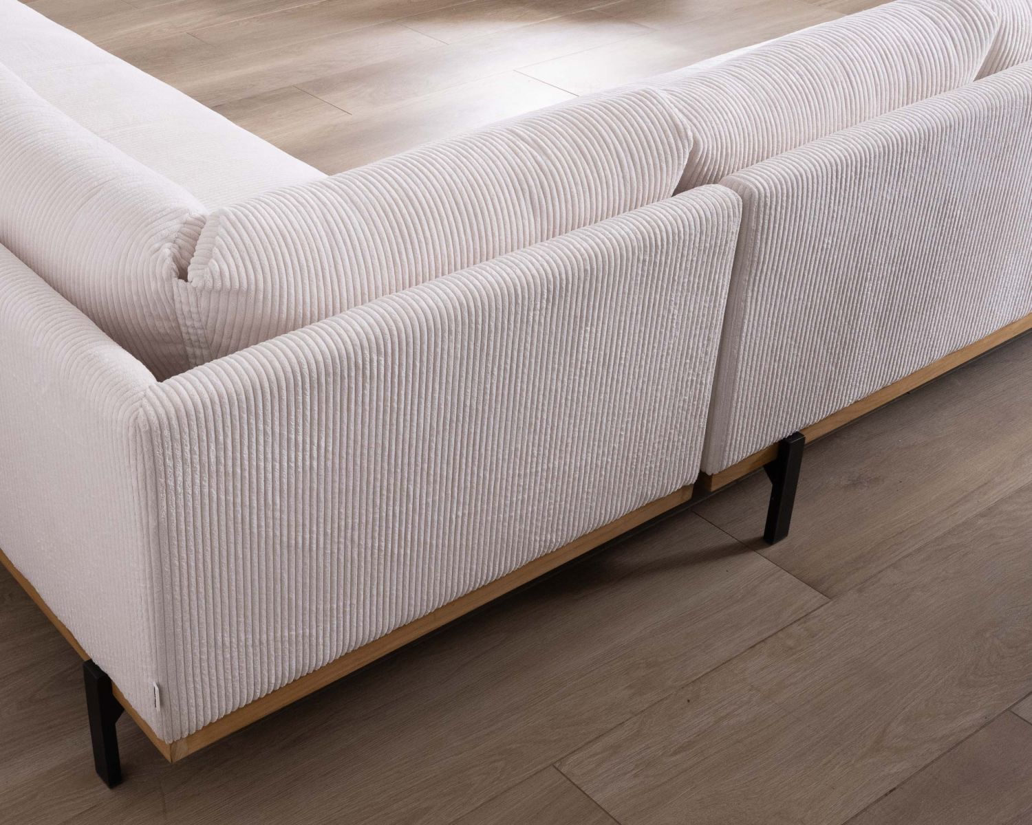Canapé en angle haut de gamme en velours côtelé écru et teck "Fényx" retour gauche