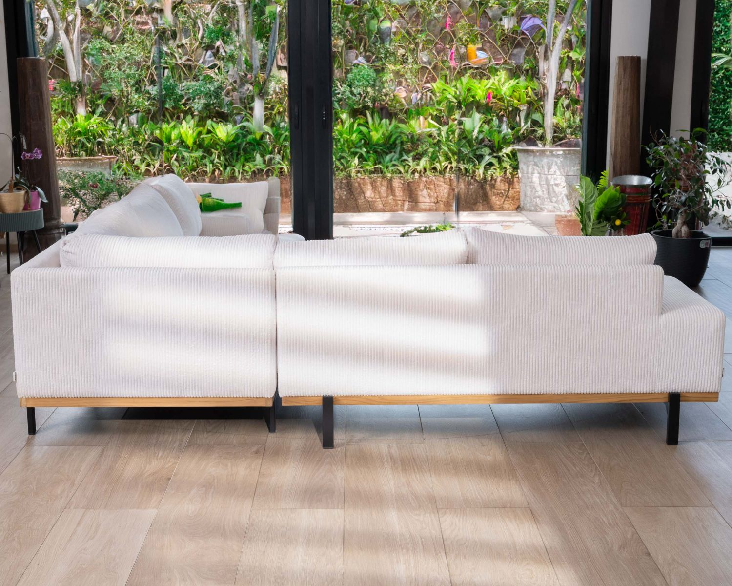 Canapé en angle haut de gamme en velours côtelé écru et teck "Fényx" retour gauche