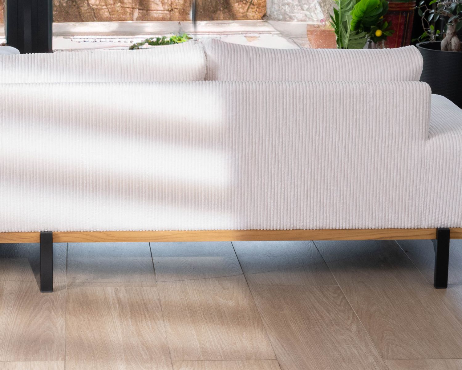 Canapé en angle haut de gamme en velours côtelé écru et teck "Fényx" retour gauche