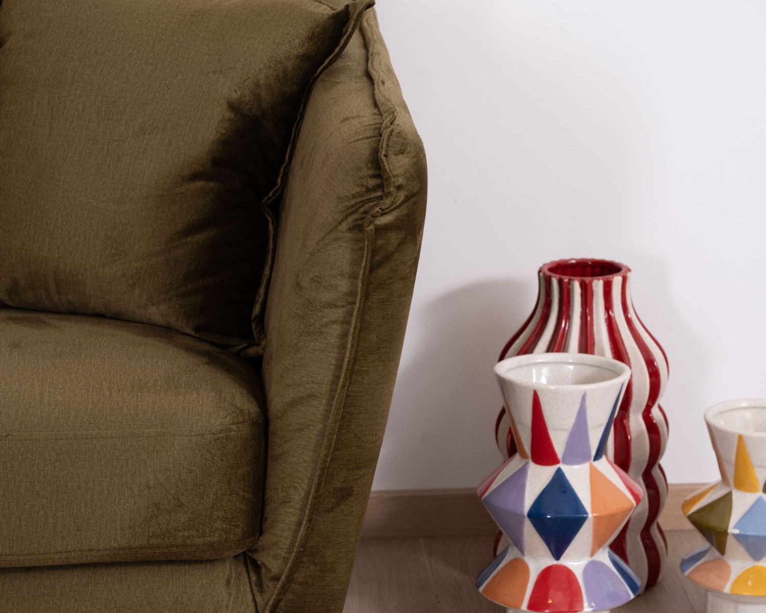 Canapé ultra confort 3 places tissu doux kaki et pieds métal "Hasting"