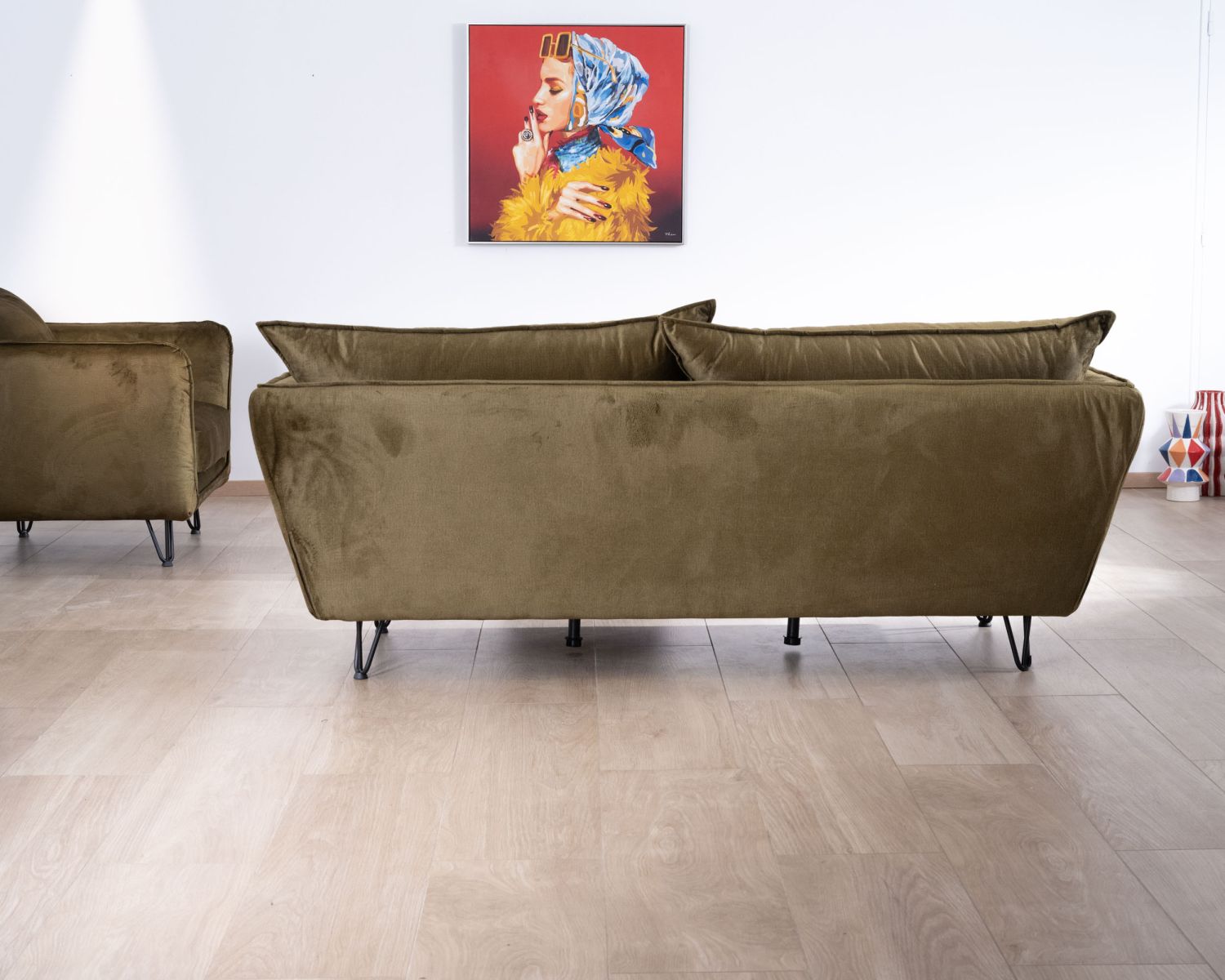 Canapé ultra confort 3 places tissu doux kaki et pieds métal "Hasting"