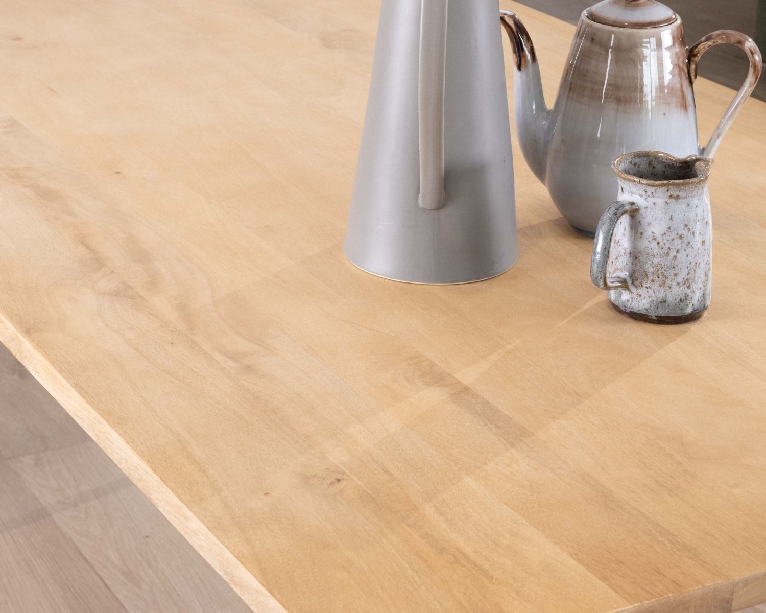 Table de repas style épuré japandi plateau bois pieds métal "Elegancy"