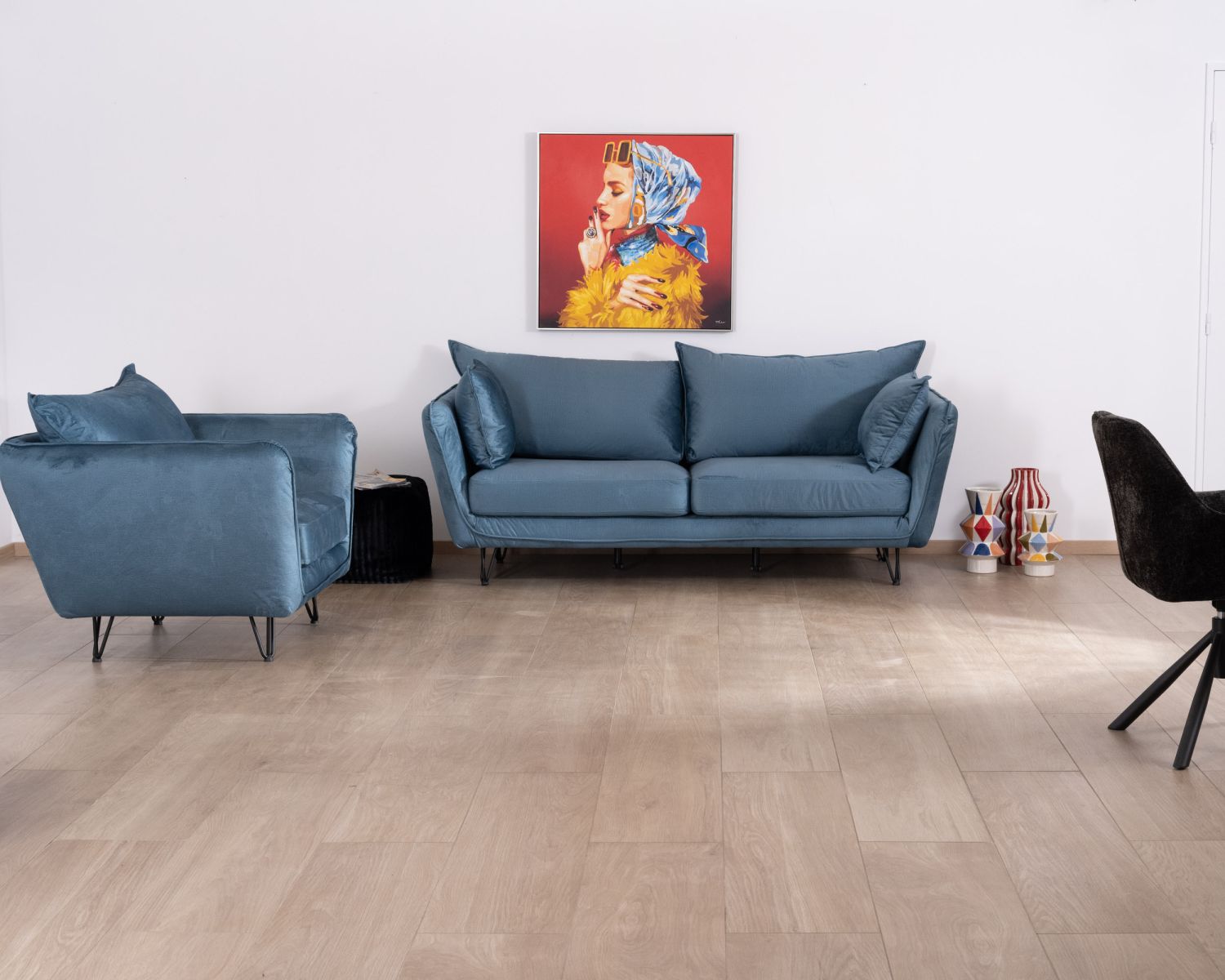 Grand fauteuil cosy en tissu bleu et pieds en métal noir "Hasting"