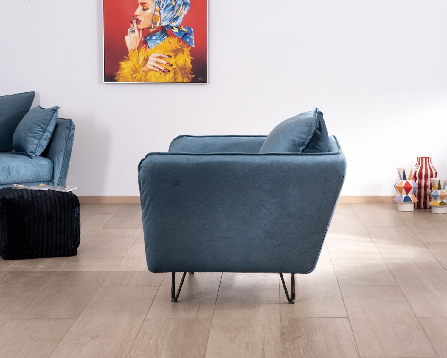 Grand fauteuil cosy en tissu bleu et pieds en métal noir "Hasting"