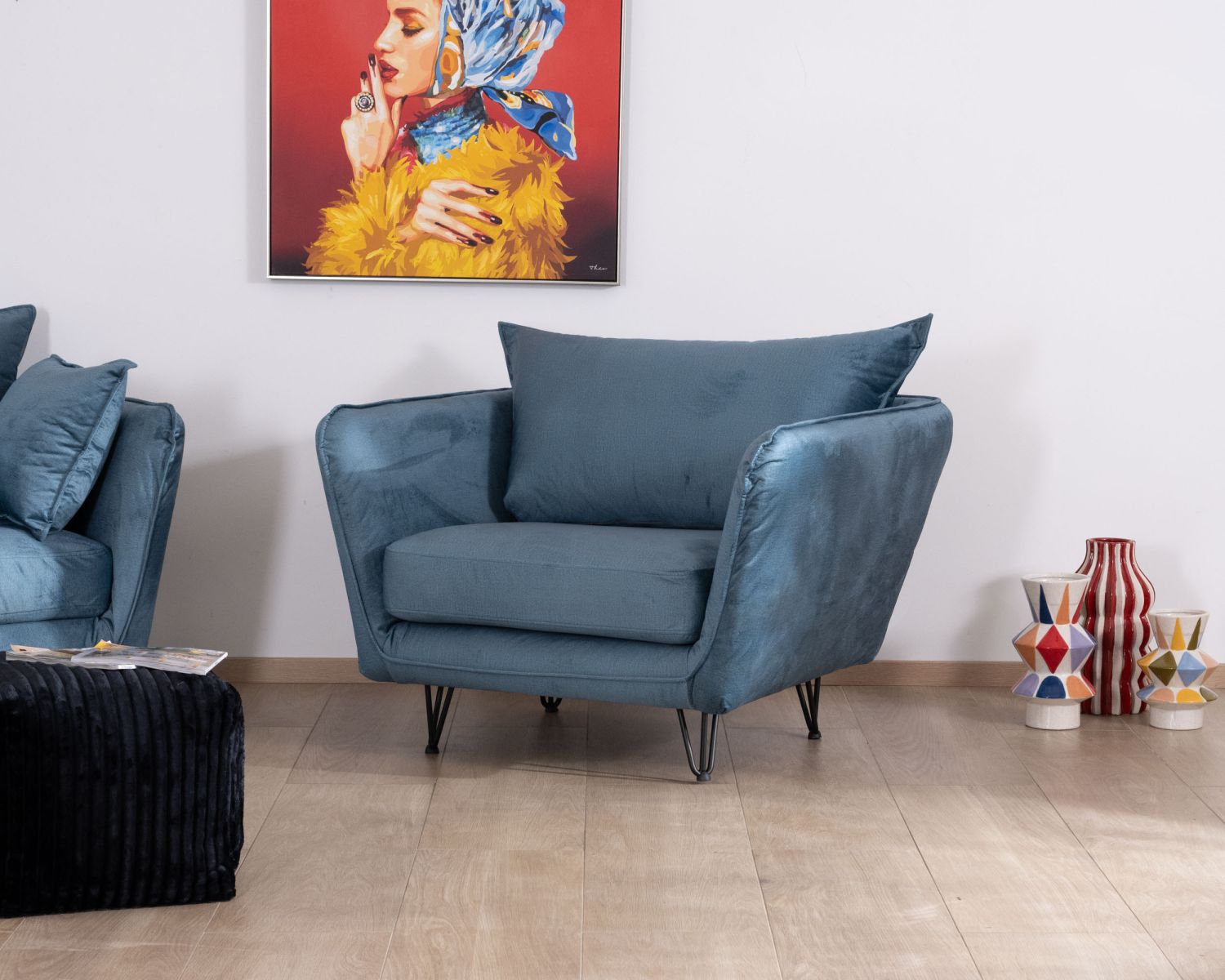 Grand fauteuil cosy en tissu bleu et pieds en métal noir "Hasting"