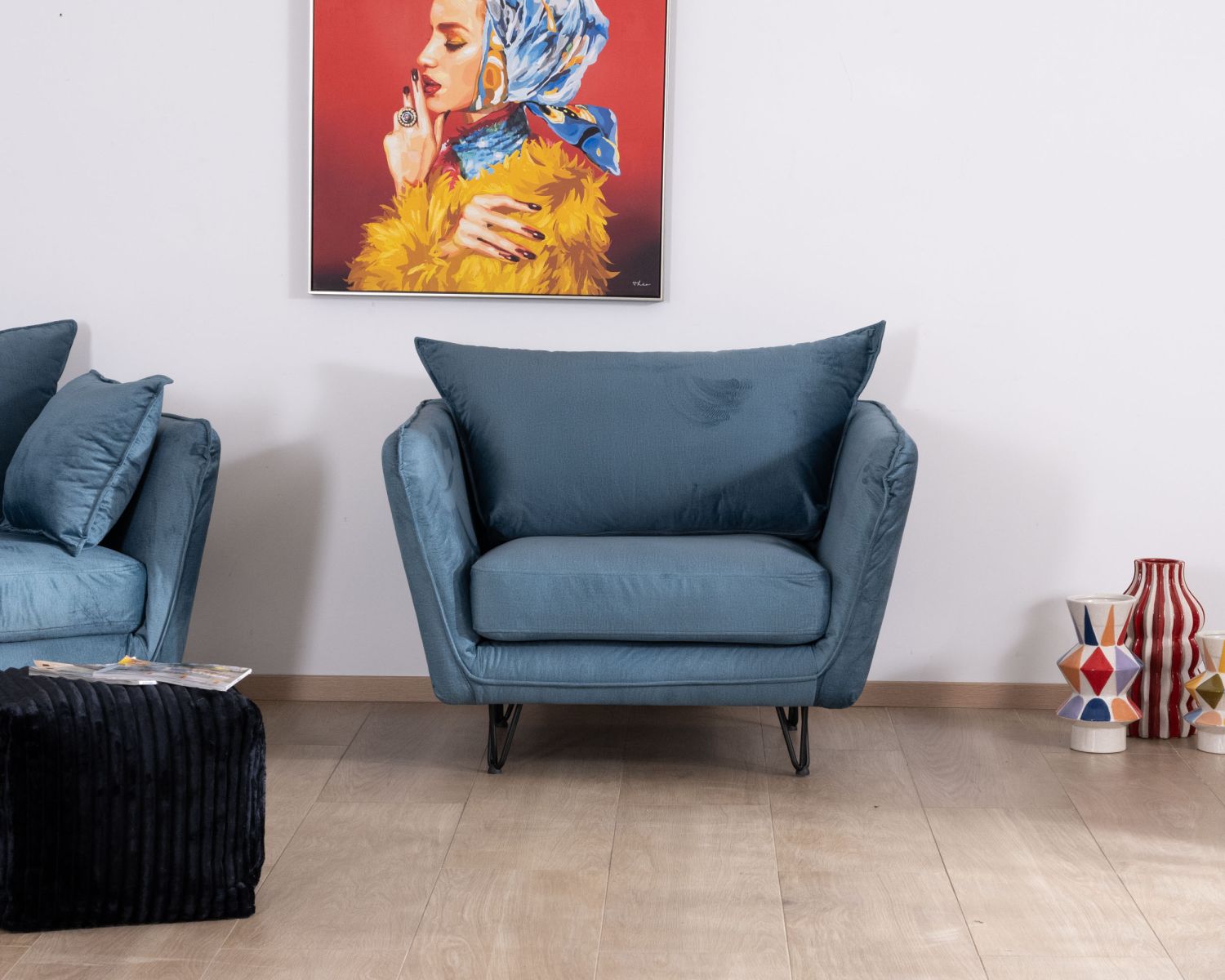 Grand fauteuil cosy en tissu bleu et pieds en métal noir "Hasting"