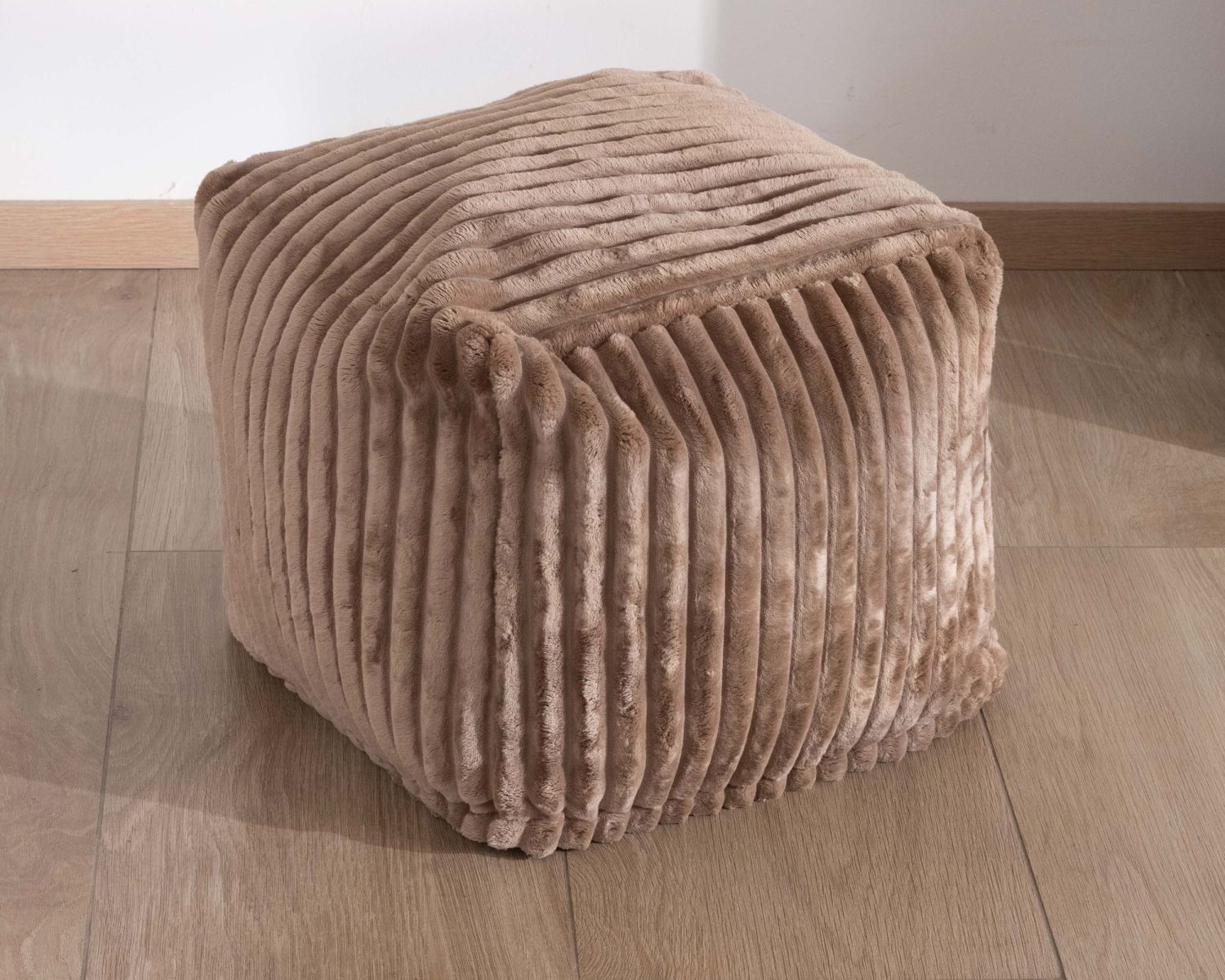 Petit pouf carré en velours camel "Lizard"