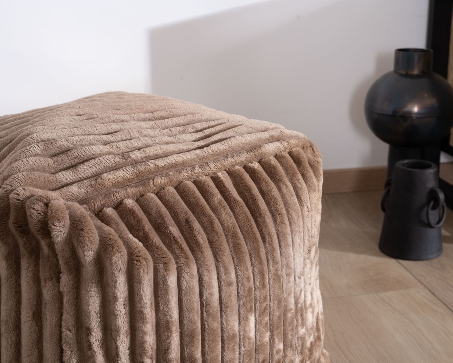 Petit pouf carré en velours camel "Lizard"