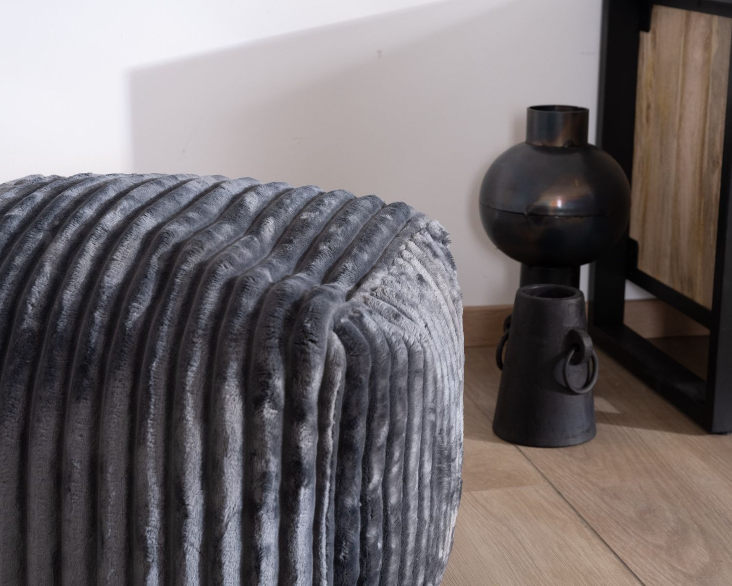 Petit pouf cubique en velours côtelé gris bleuté "Lizard"