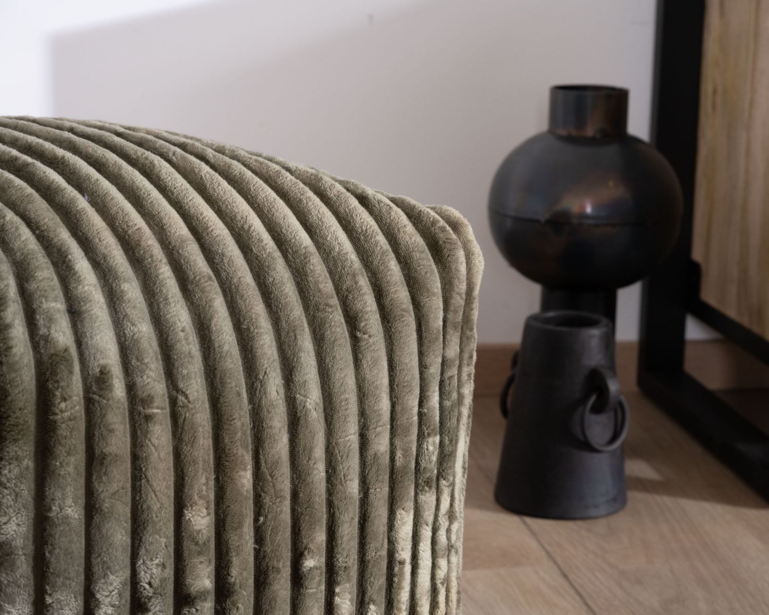 Pouf cubique en velours côtelé kaki "Lizard"