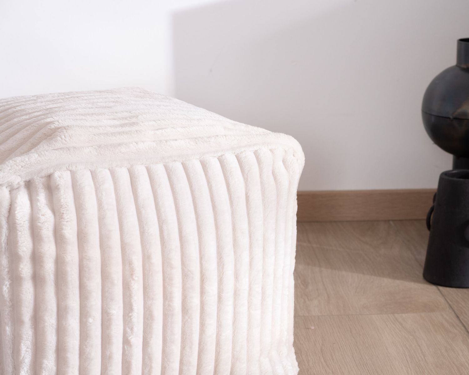 Petit pouf cubique en velours blanc "Lizard"