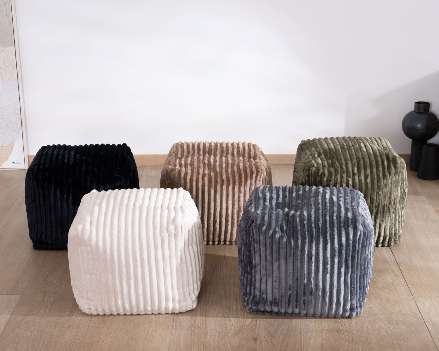Petit pouf cubique en velours blanc "Lizard"