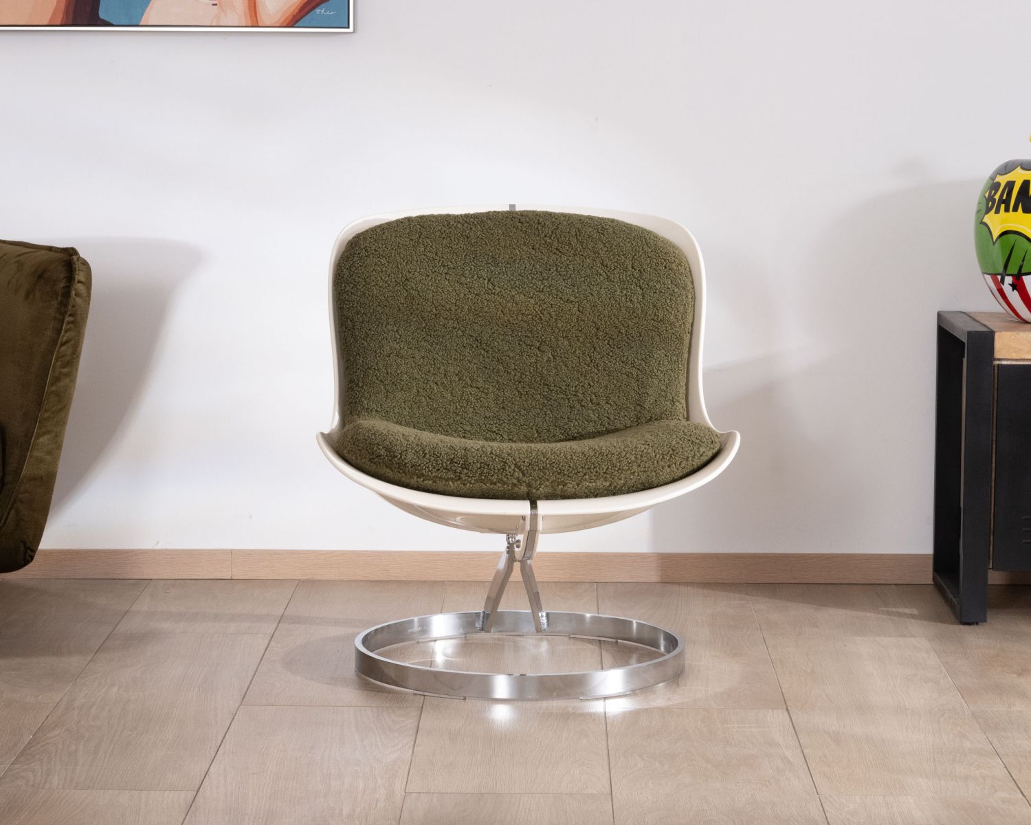 Fauteuil design pop coque en plexiglass et tissu bouclette vert kaki "AstroPop"