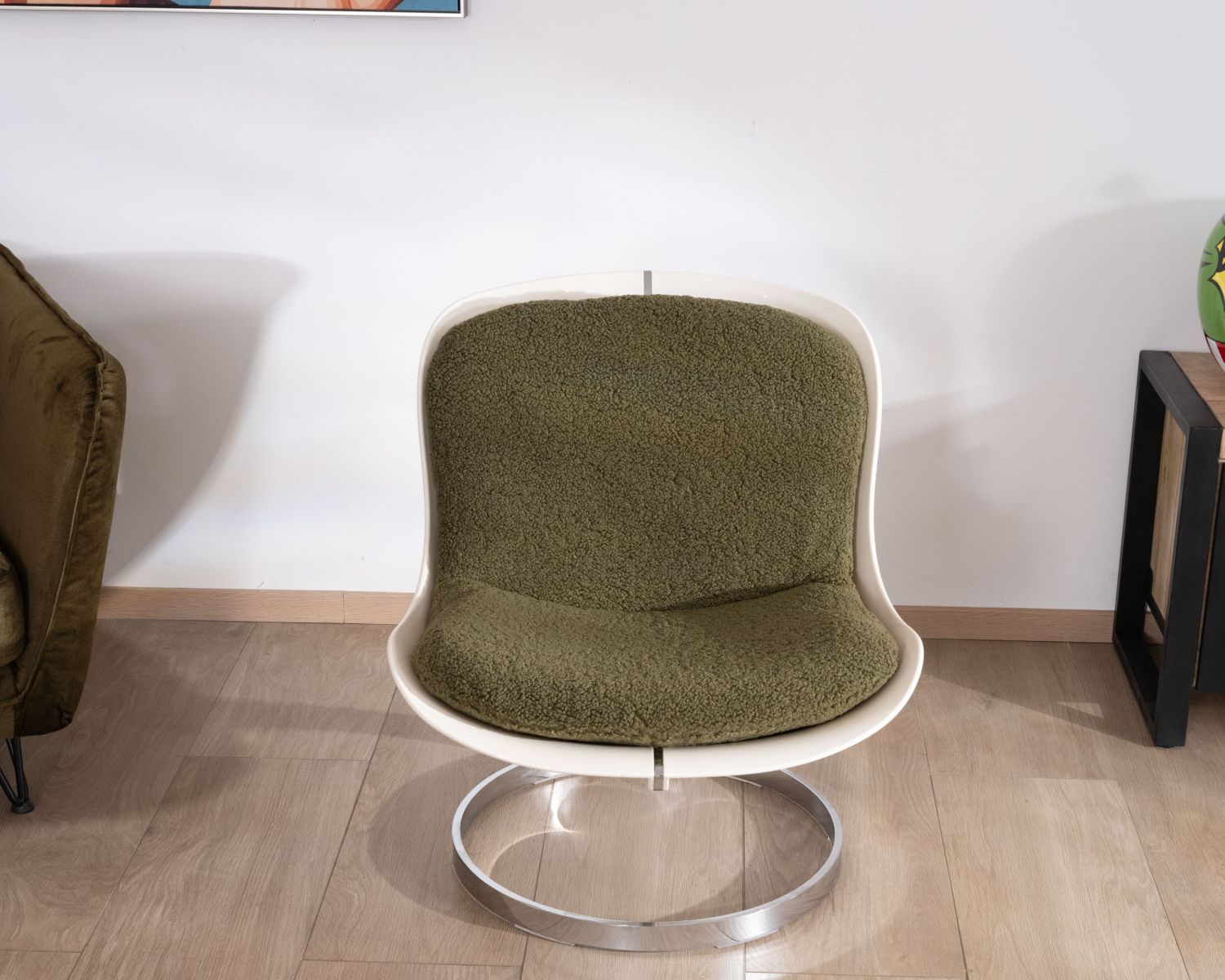 Fauteuil design pop coque en plexiglass et tissu bouclette vert kaki "AstroPop"