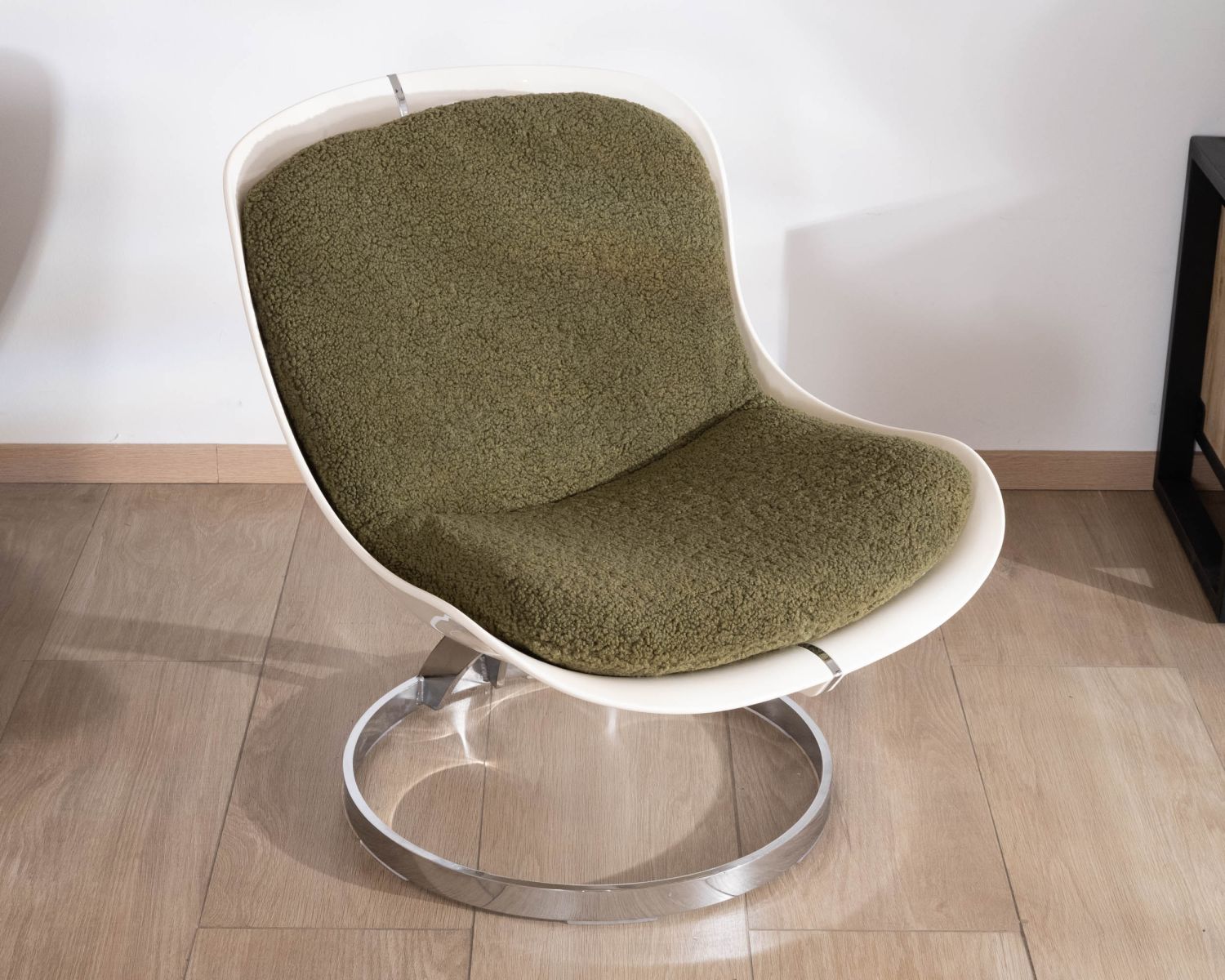 Fauteuil design pop coque en plexiglass et tissu bouclette vert kaki "AstroPop"