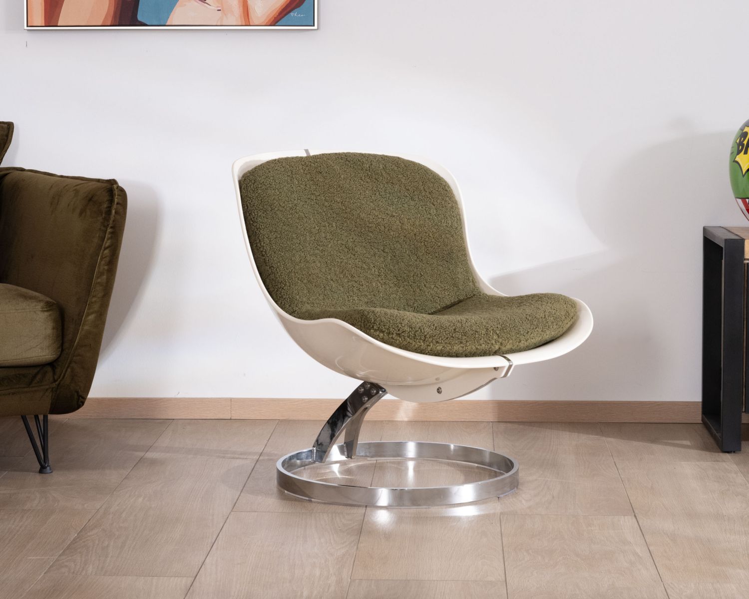 Fauteuil design pop coque en plexiglass et tissu bouclette vert kaki "AstroPop"