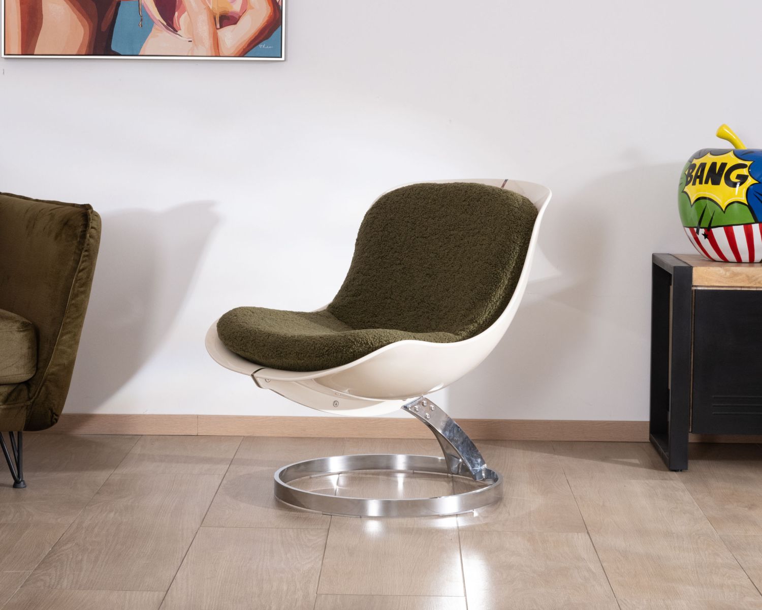 Fauteuil design pop coque en plexiglass et tissu bouclette vert kaki "AstroPop"