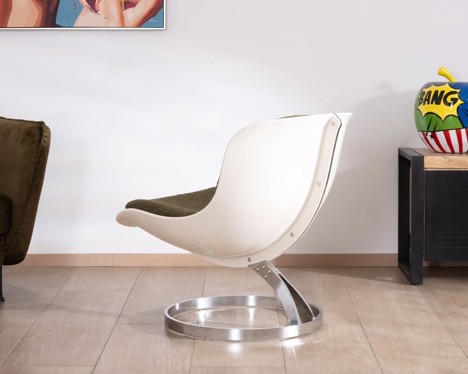 Fauteuil design pop coque en plexiglass et tissu bouclette vert kaki "AstroPop"