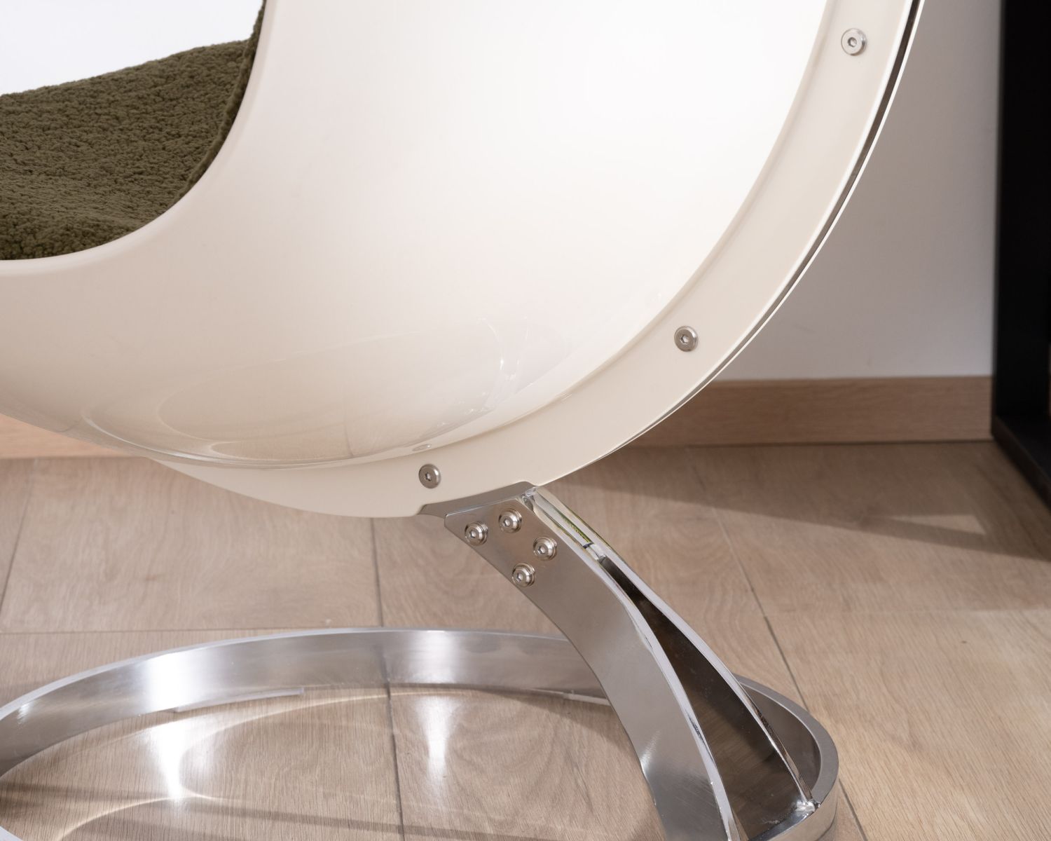 Fauteuil design pop coque en plexiglass et tissu bouclette vert kaki "AstroPop"