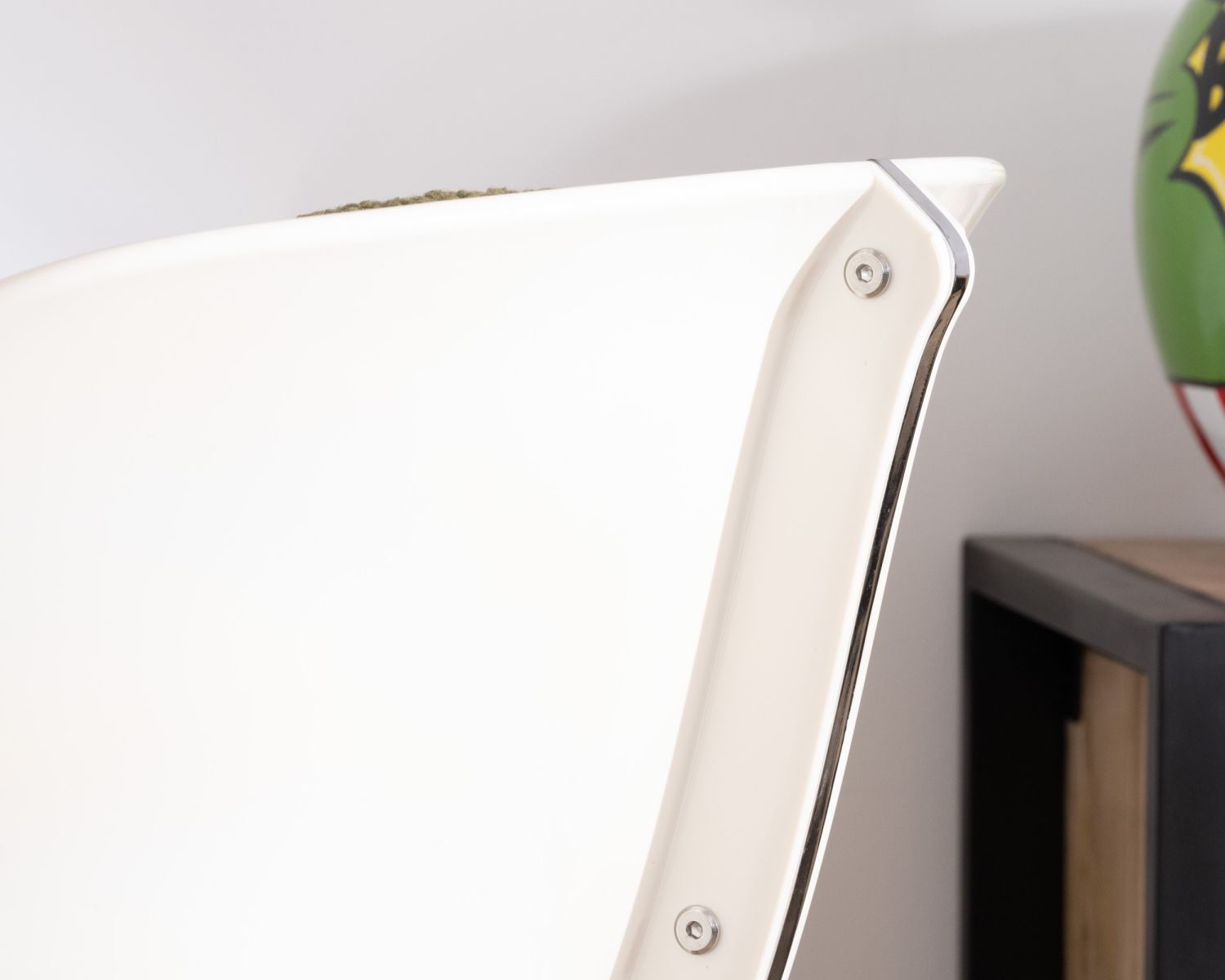 Fauteuil design pop coque en plexiglass et tissu bouclette vert kaki "AstroPop"