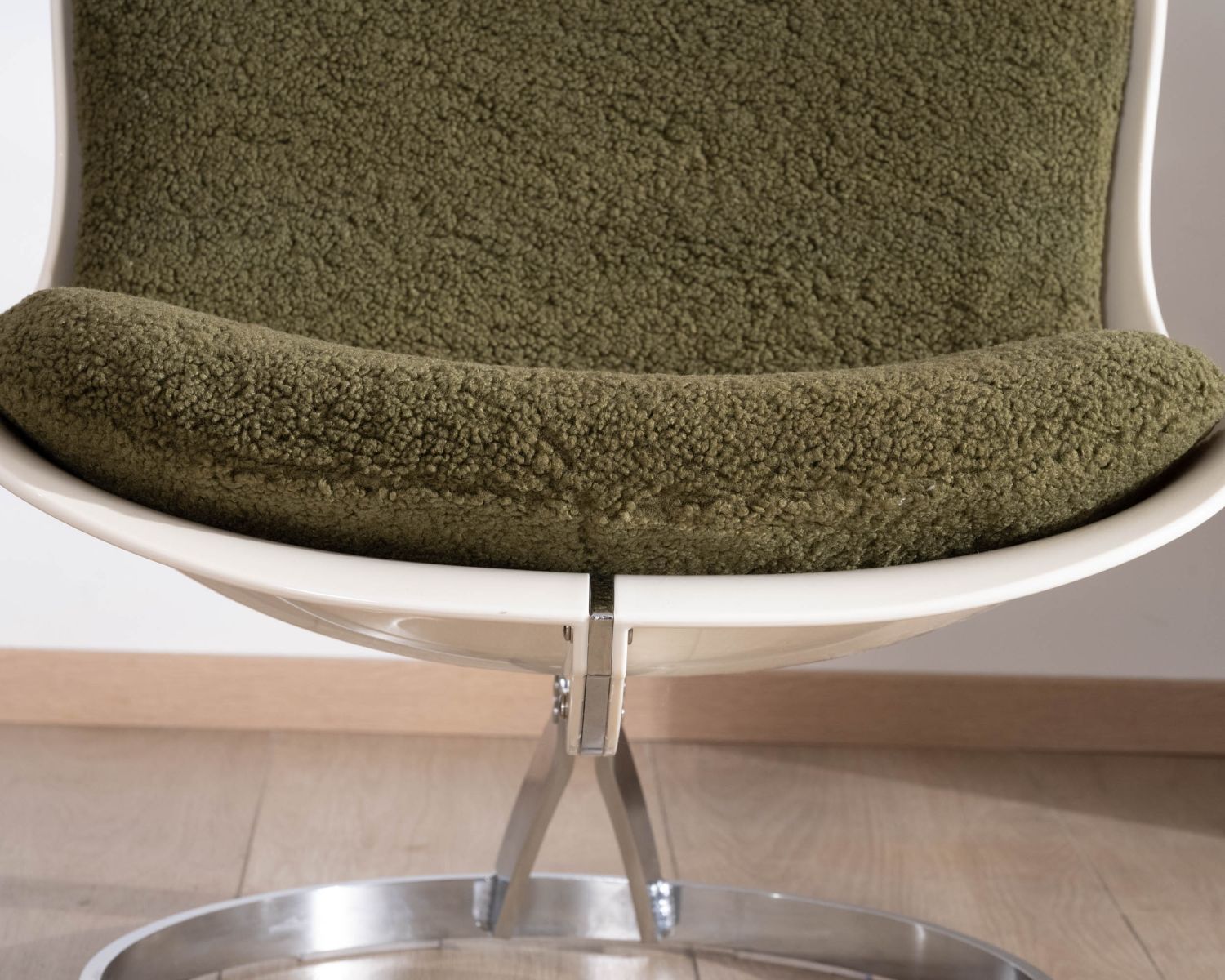 Fauteuil design pop coque en plexiglass et tissu bouclette vert kaki "AstroPop"