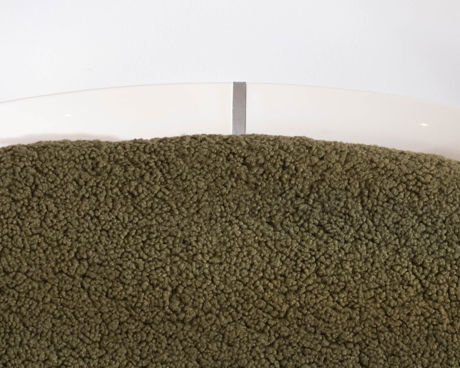 Fauteuil design pop coque en plexiglass et tissu bouclette vert kaki "AstroPop"