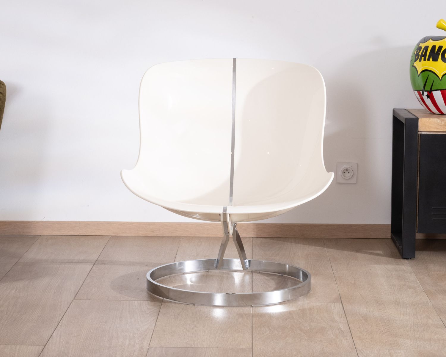 Fauteuil design pop coque en plexiglass et tissu bouclette vert kaki "AstroPop"