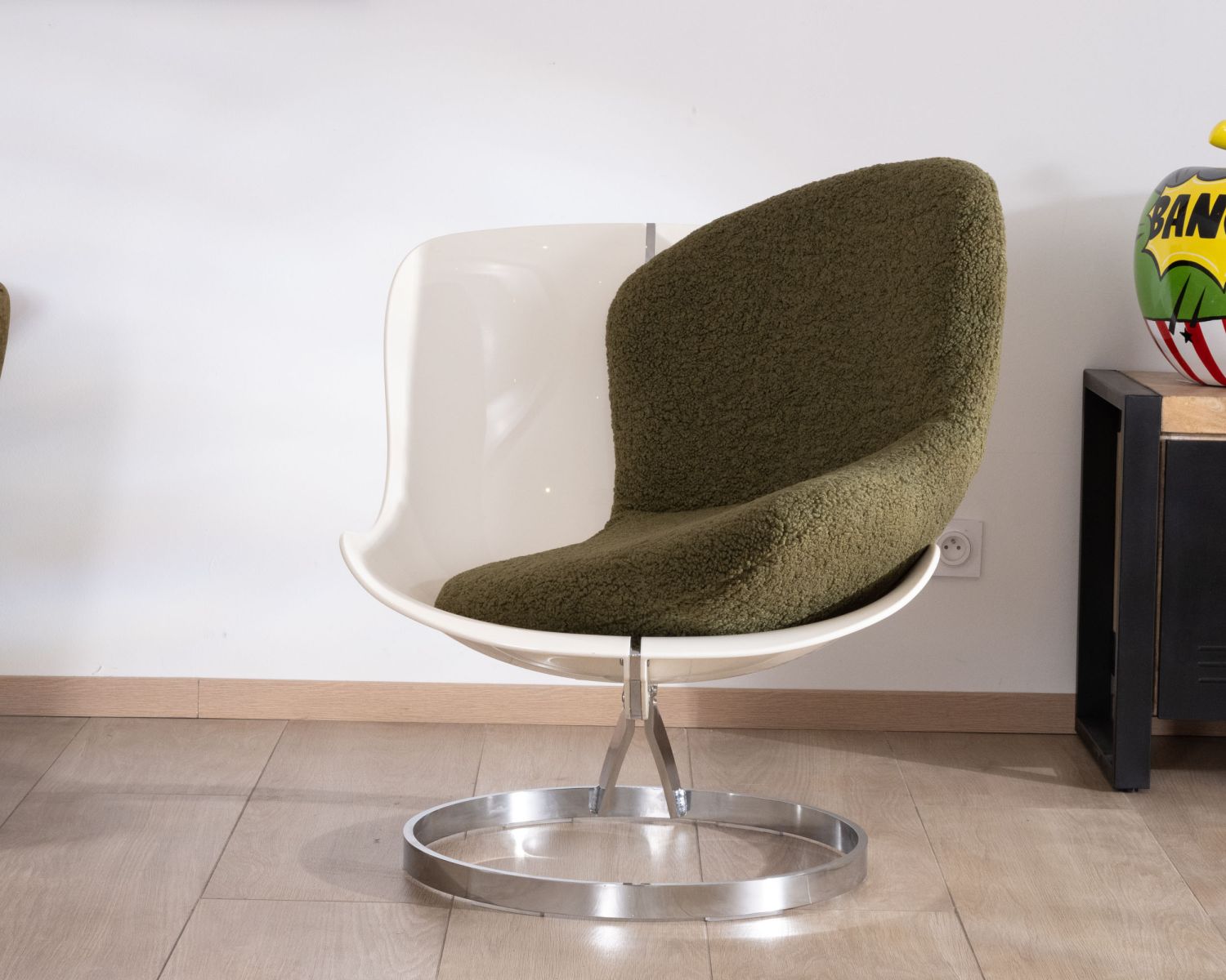 Fauteuil design pop coque en plexiglass et tissu bouclette vert kaki "AstroPop"