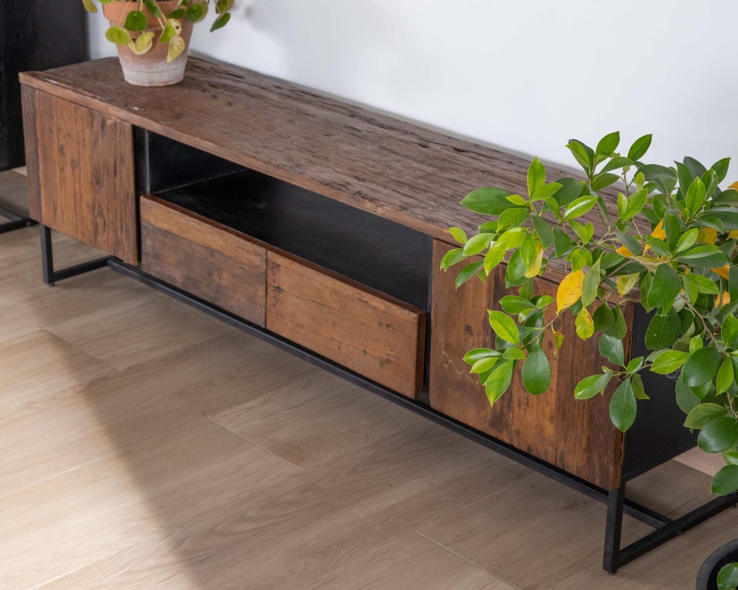 Meuble TV industriel 175 cm acacia et métal noir "Cachou Chic"