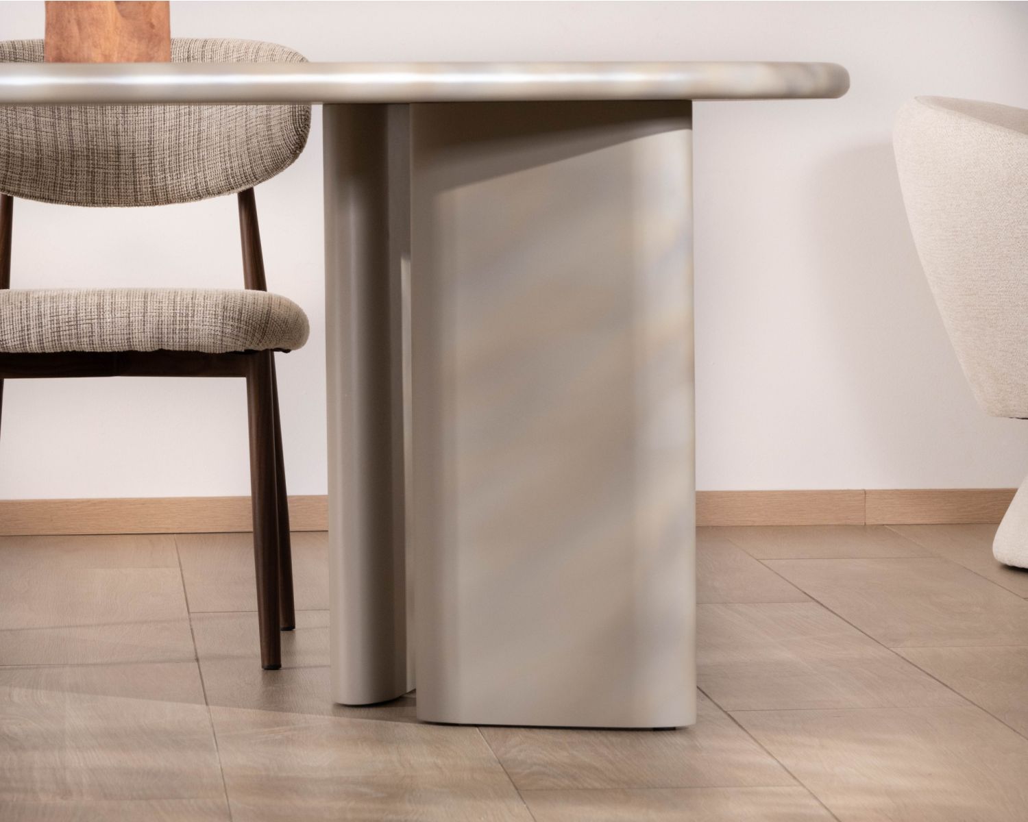 Table de repas ovale 180 cm design moderne et épuré beige "Odyna"