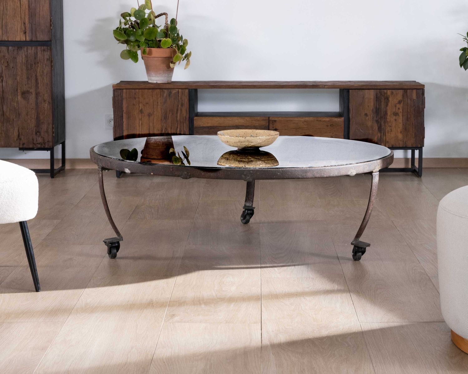Table basse ronde en bois recyclé et plateau verre avec pieds métal "Népalaise"