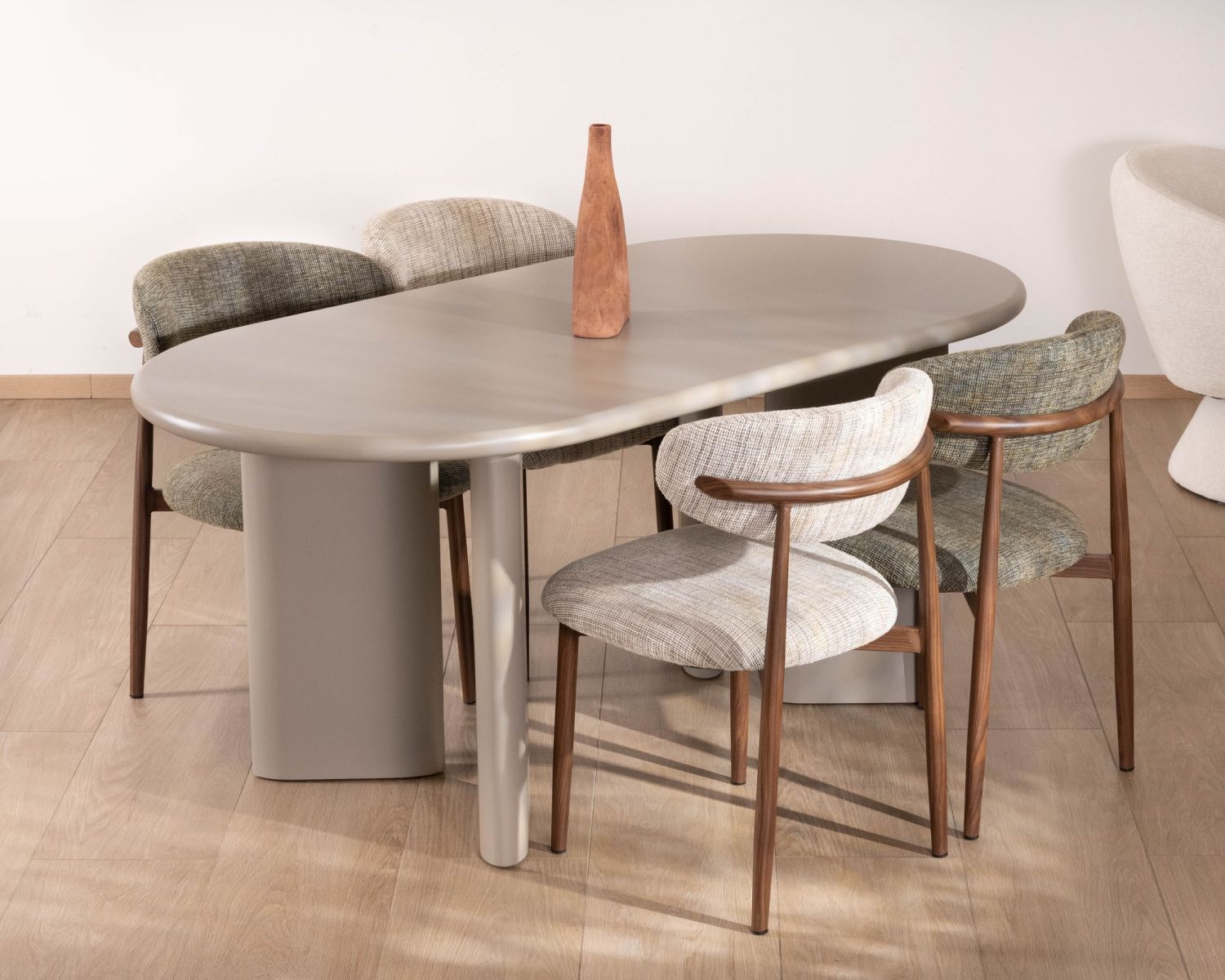 Table de repas ovale 180 cm design moderne et épuré beige "Odyna"