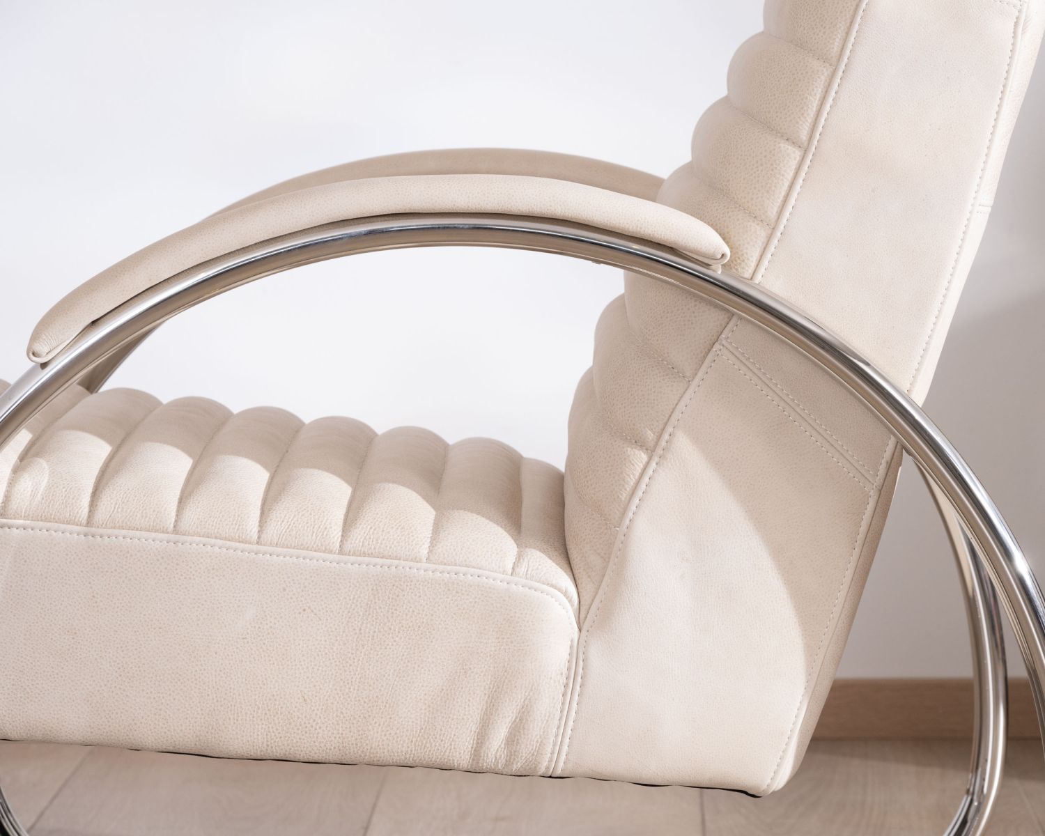 Fauteuil lounge rétro en cuir blanc et acier inoxydable "AstroPop"