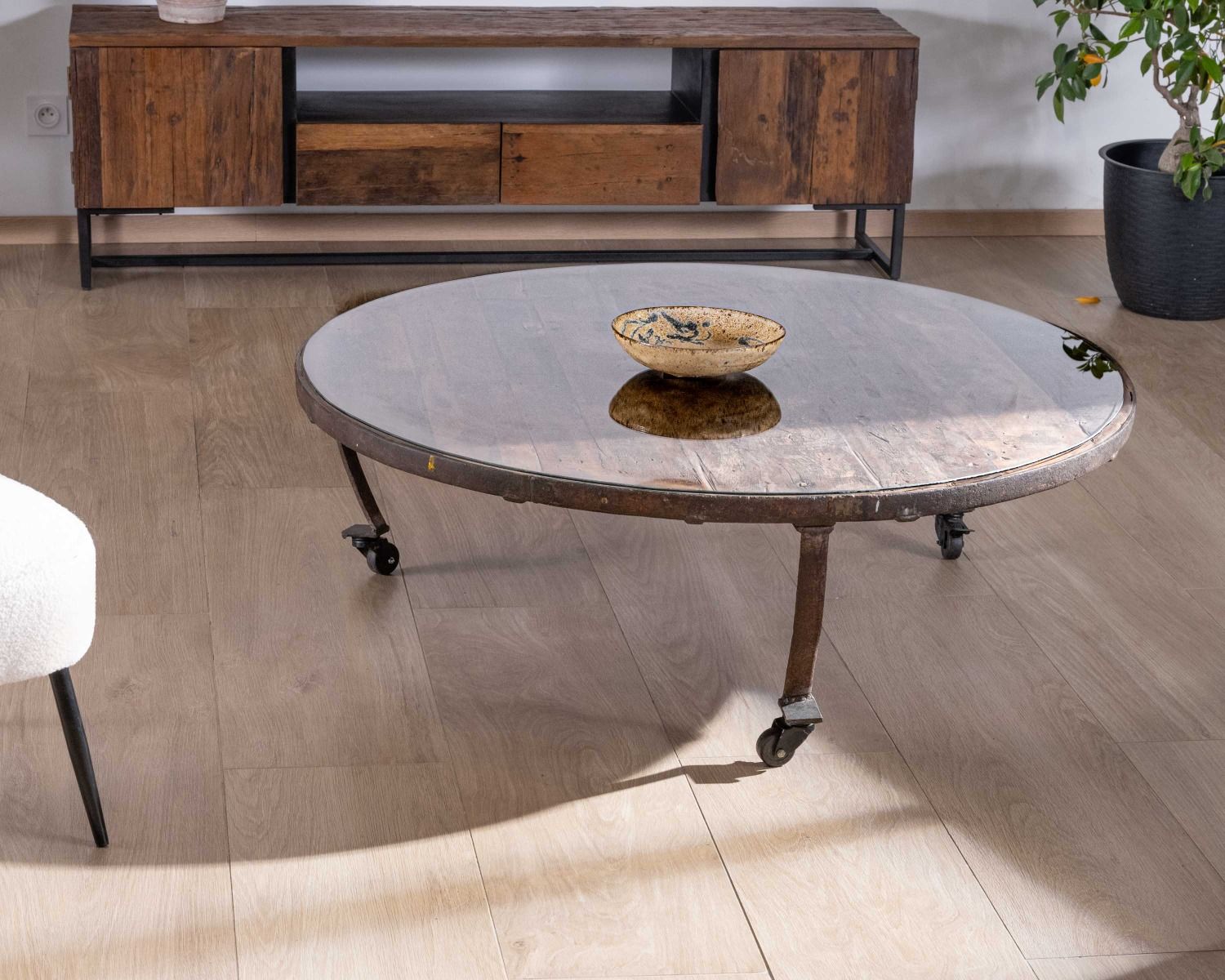 Table basse ronde en bois recyclé et plateau verre avec pieds métal "Népalaise"