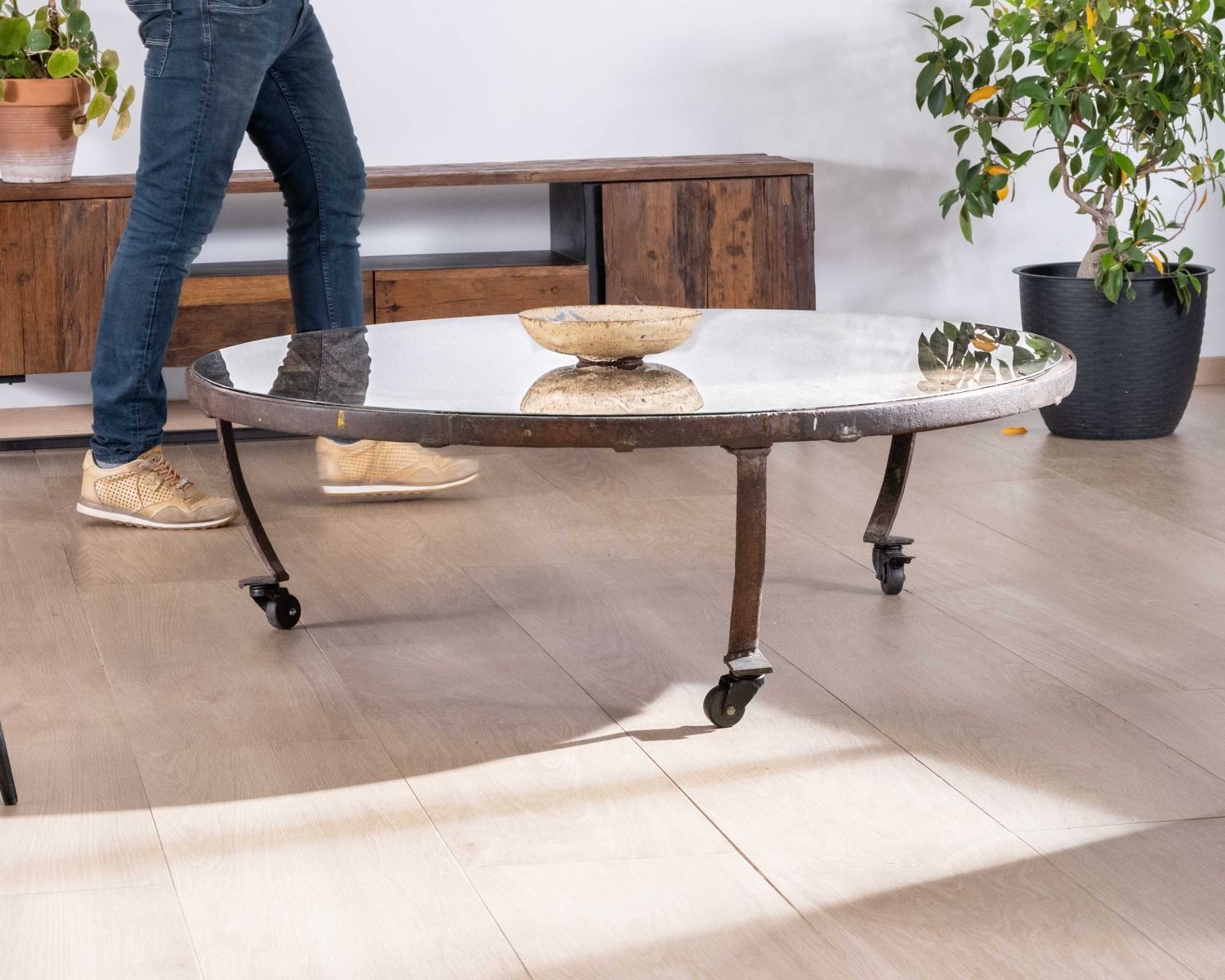 Table basse ronde en bois recyclé et plateau verre avec pieds métal "Népalaise"