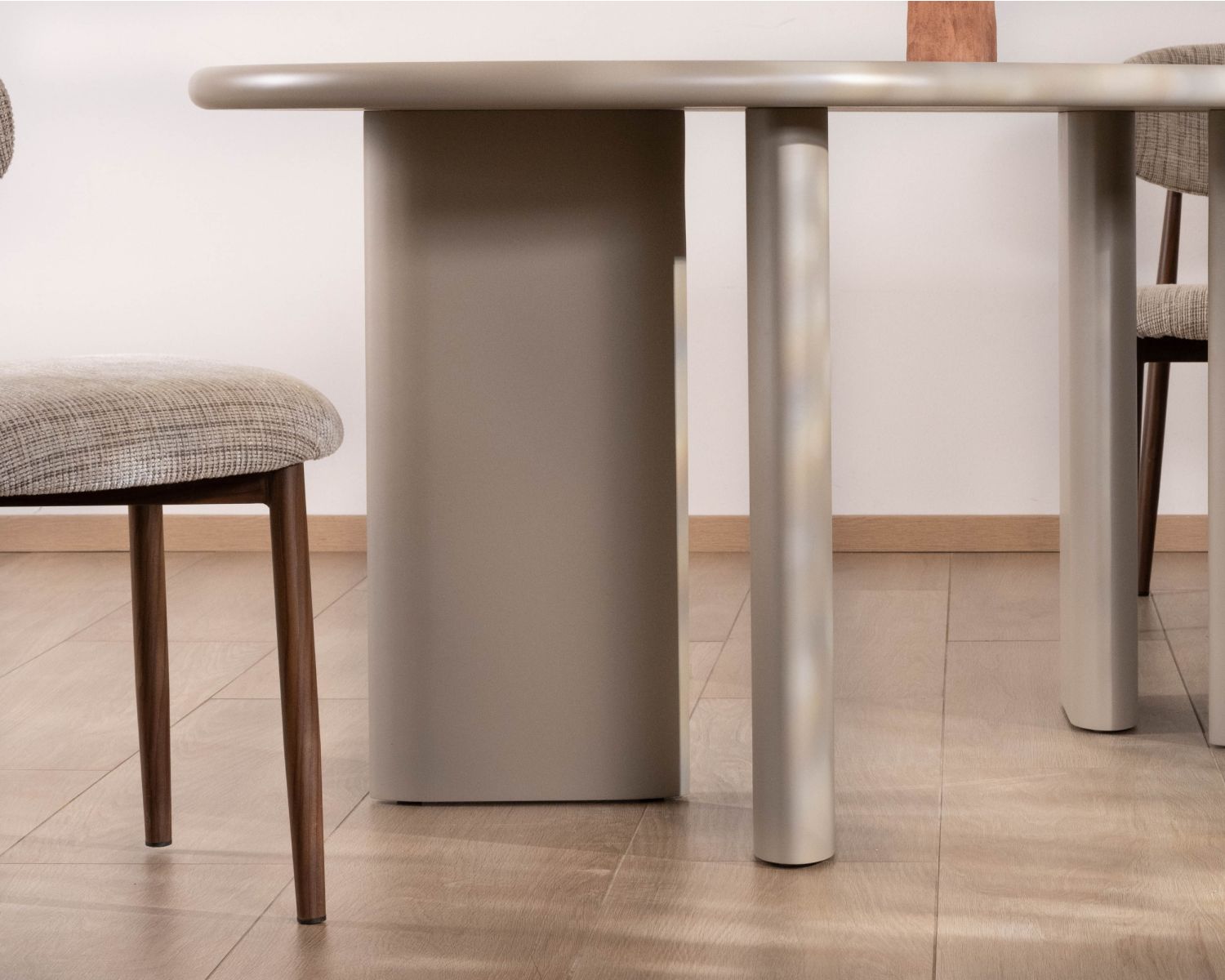 Table de repas ovale 180 cm design moderne et épuré beige "Odyna"