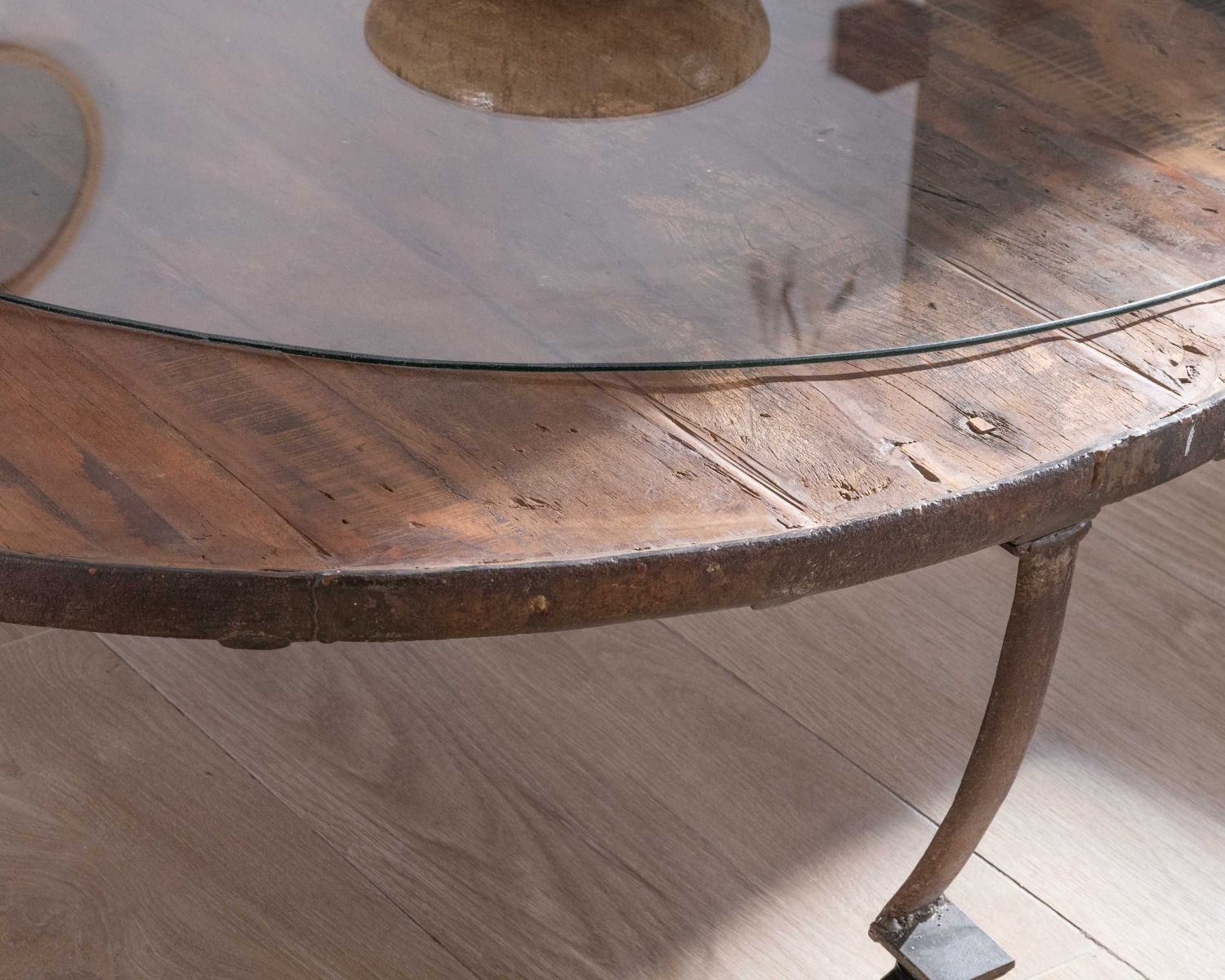 Table basse ronde en bois recyclé et plateau verre avec pieds métal "Népalaise"