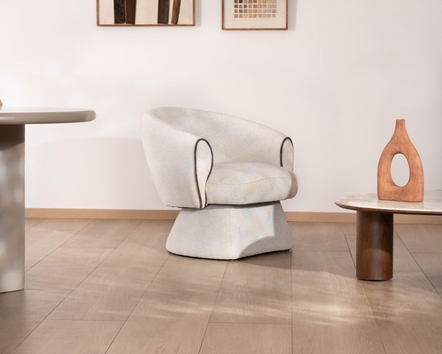 Petit fauteuil lounge en tissu bouclette blanc cassé "Sweet Culture" design enveloppant