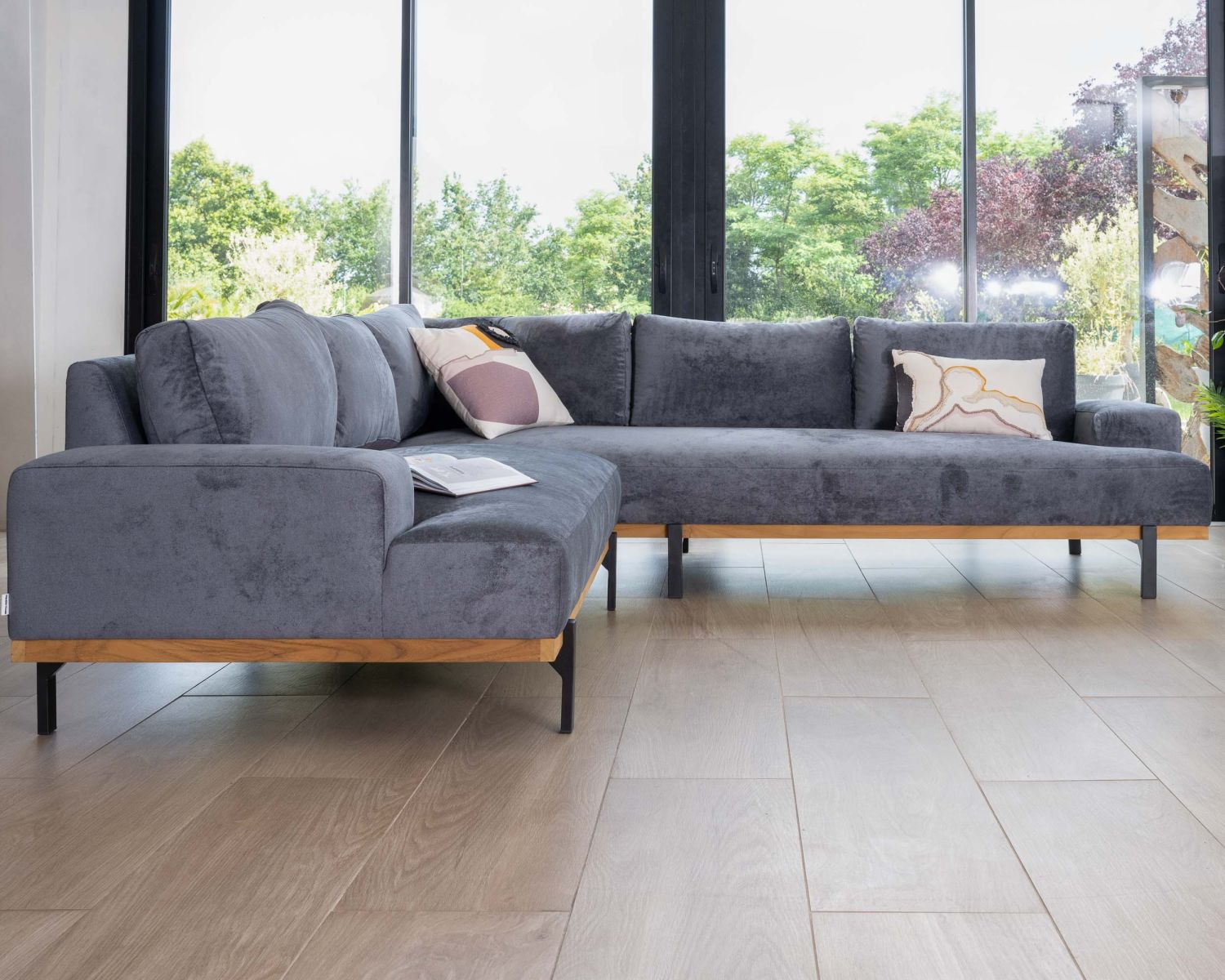 Canapé en angle haut de gamme en velours gris foncé et teck "Fényx" retour gauche