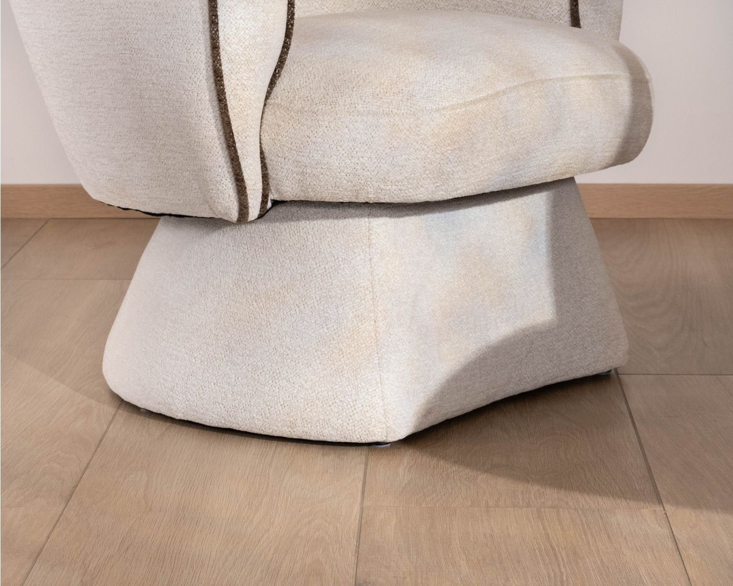 Petit fauteuil lounge en tissu bouclette blanc cassé "Sweet Culture" design enveloppant