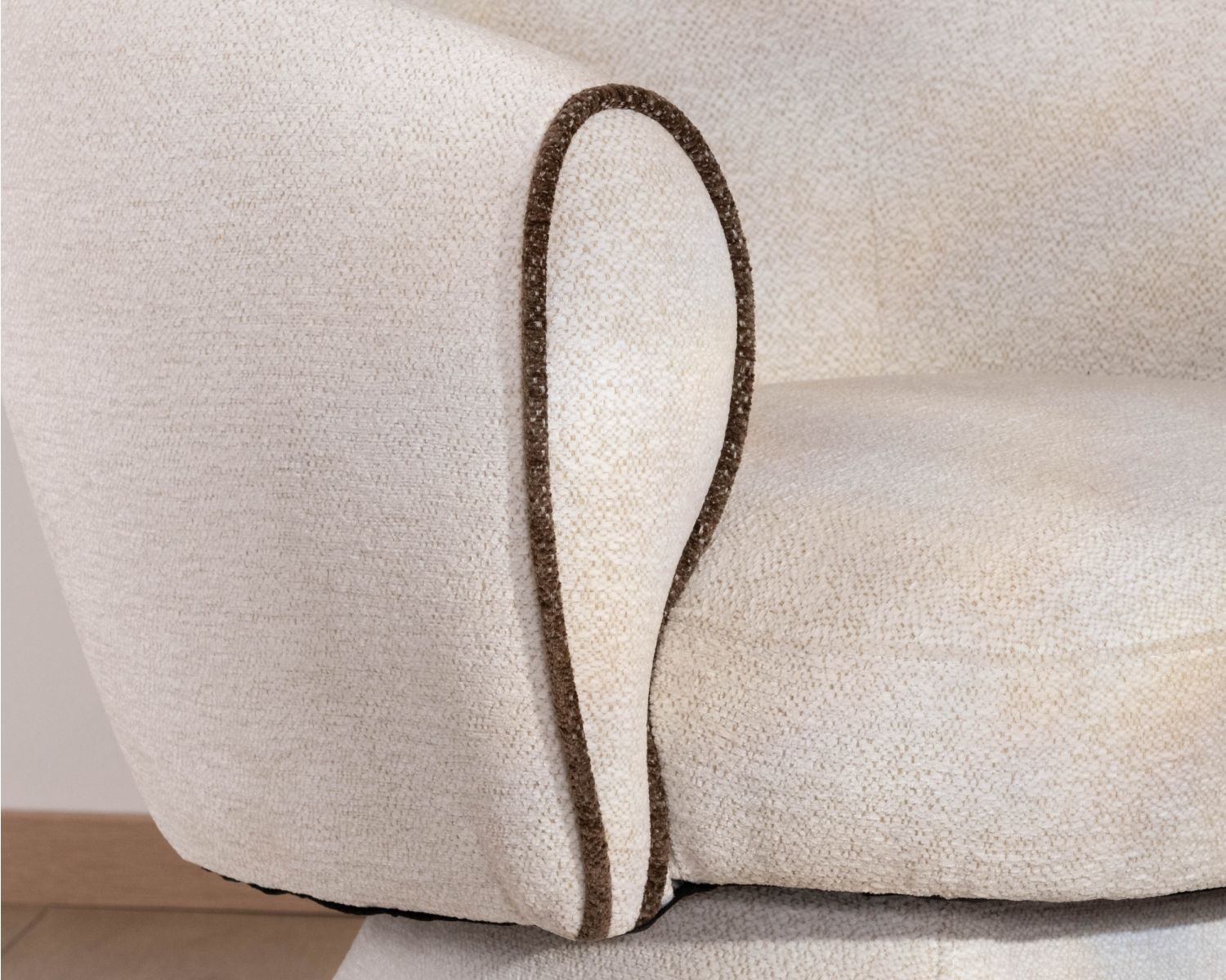 Petit fauteuil lounge en tissu bouclette blanc cassé "Sweet Culture" design enveloppant