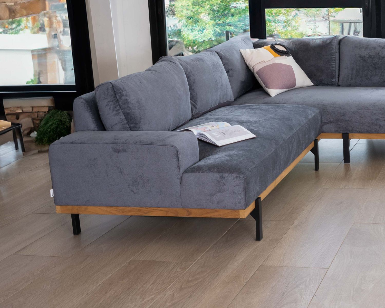 Canapé en angle haut de gamme en velours gris foncé et teck "Fényx" retour gauche