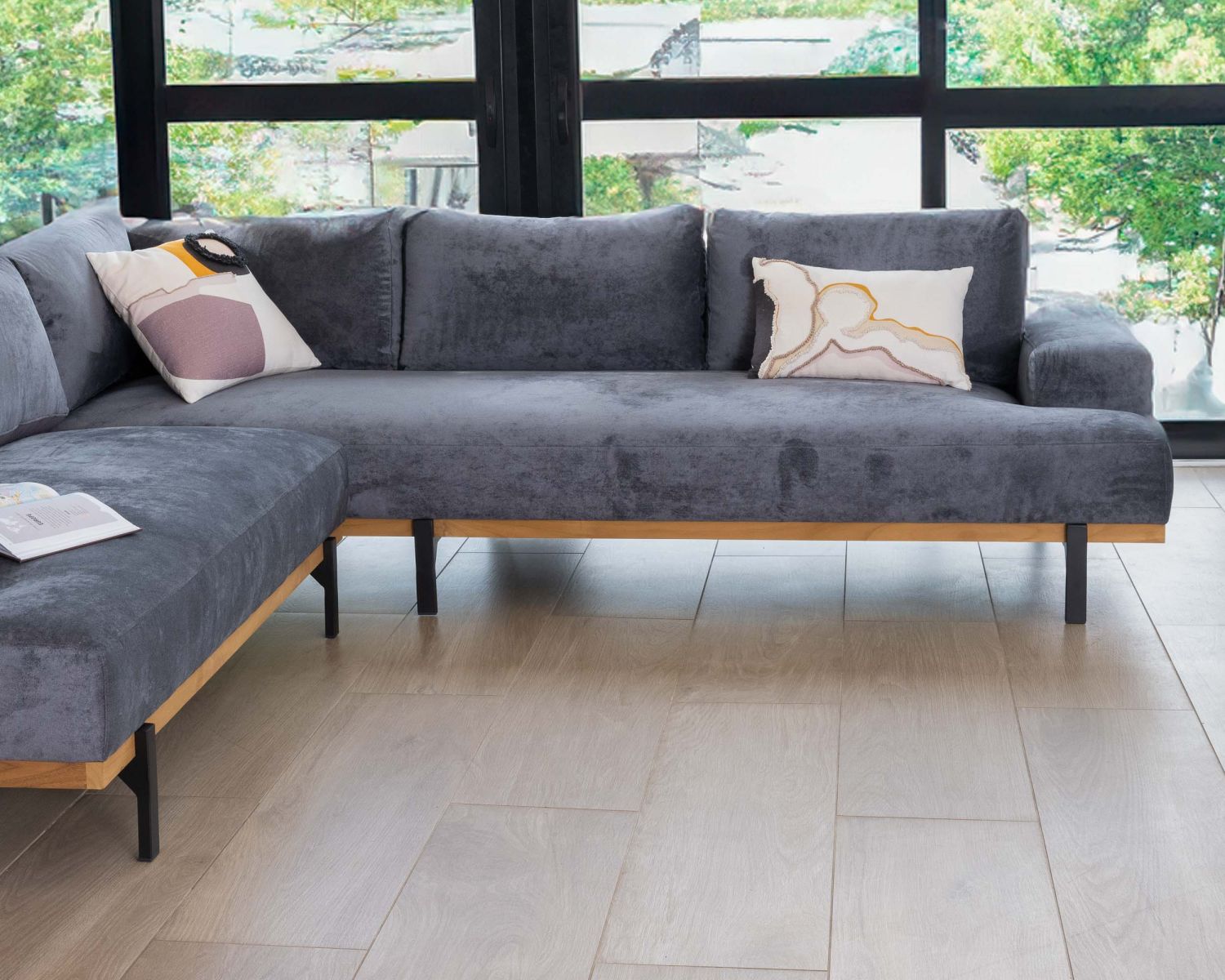 Canapé en angle haut de gamme en velours gris foncé et teck "Fényx" retour gauche