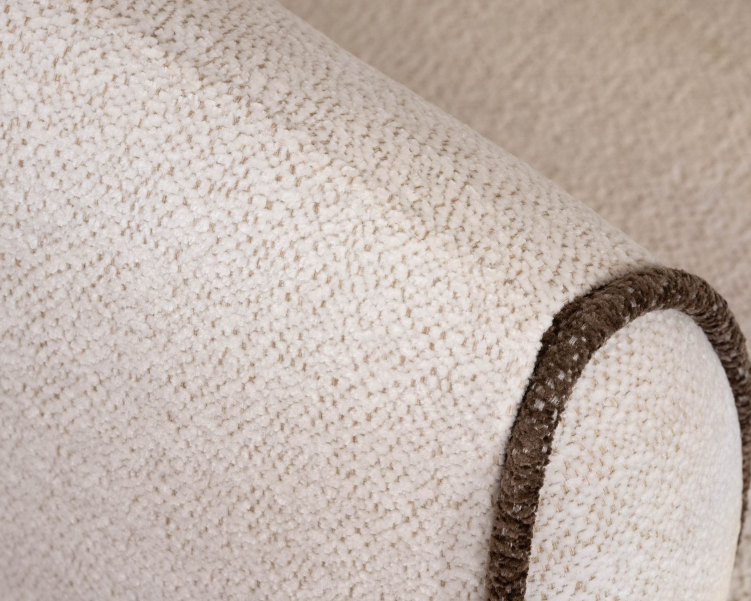 Petit fauteuil lounge en tissu bouclette blanc cassé "Sweet Culture" design enveloppant